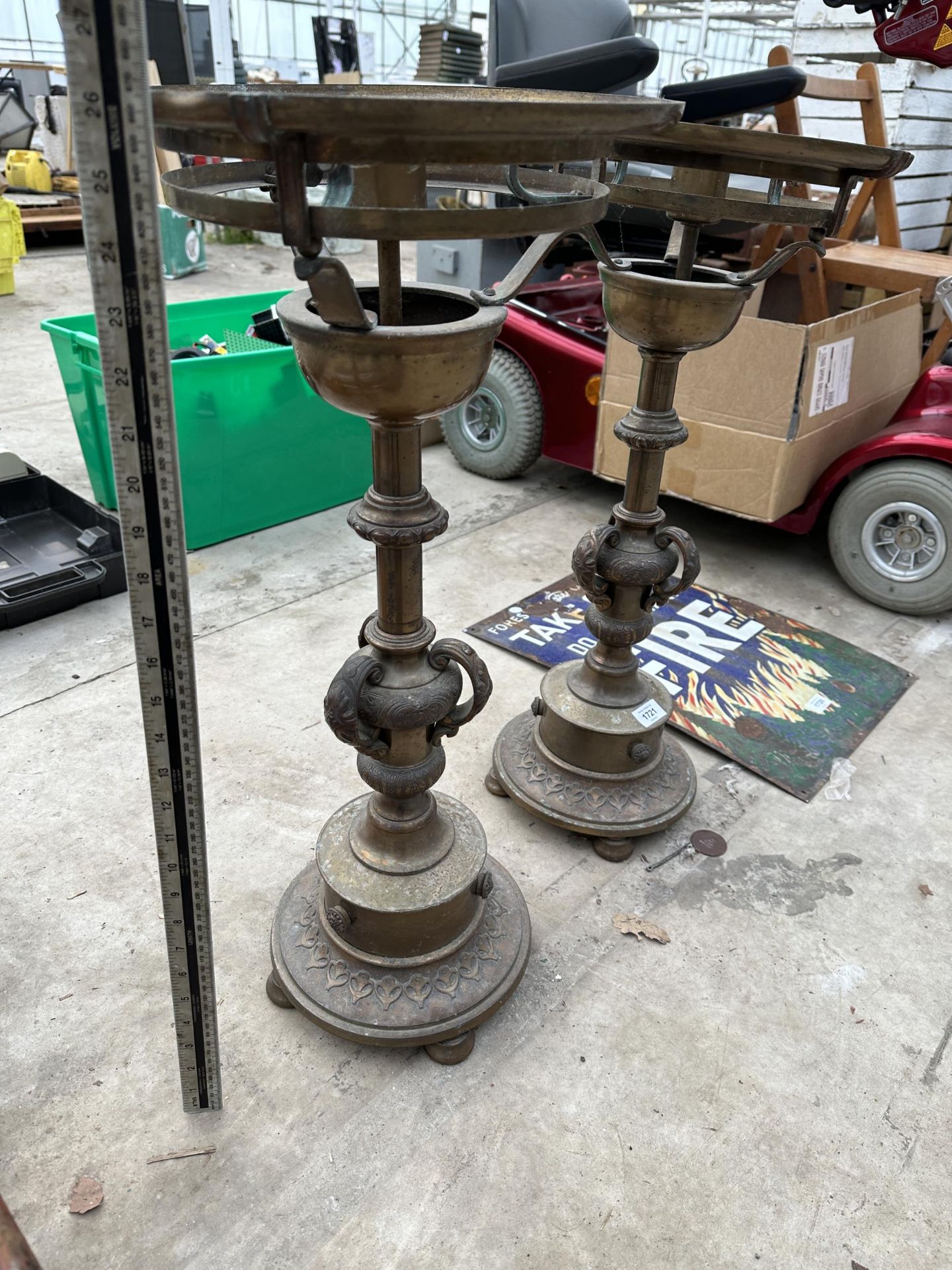 A PAIR OF LARGE HEAVY BRASS VINTAGE TABLE LAMPS - Image 2 of 3
