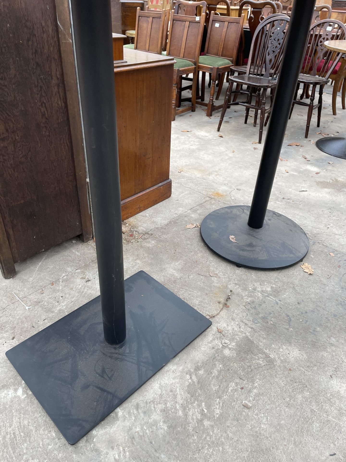 A PUB TABLE ON A METALWARE BASE 36" DIAMETER AND A SIMILAR TABLE 32" DIAMETER - Bild 2 aus 2