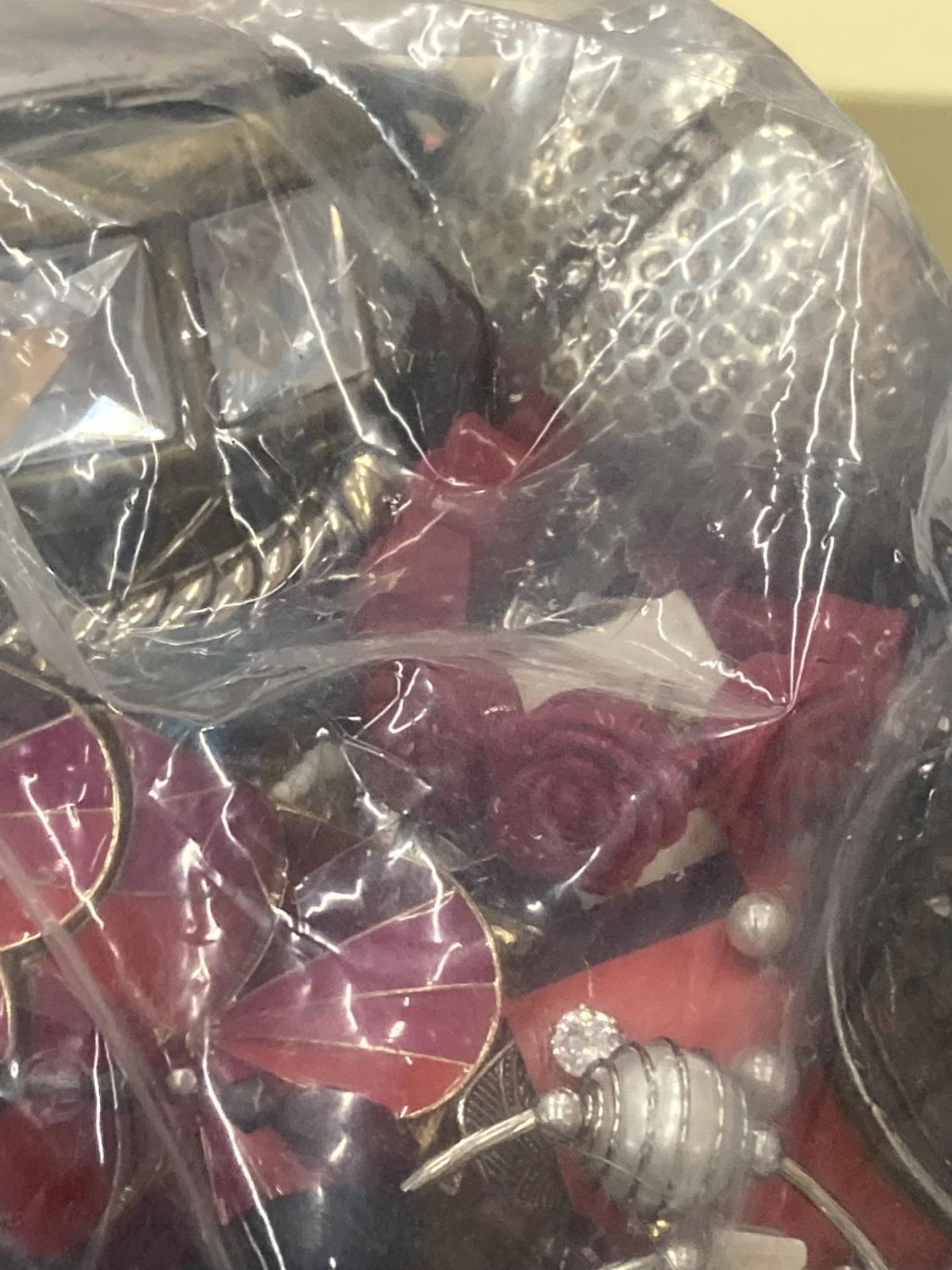 A LARGE QUANTITY OF UNSORTED COSTUME JEWELLERY - 7.3 KG - Image 2 of 3