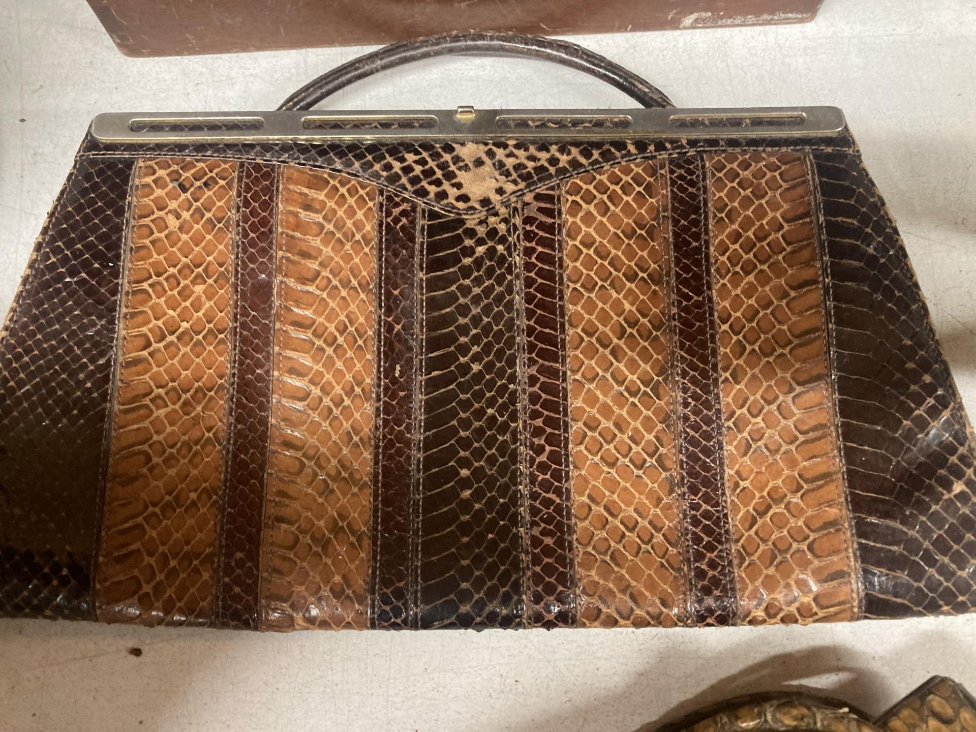 SIX VARIOUS SNAKE SKIN DESIGN VINTAGE HANDBAGS - Image 3 of 5