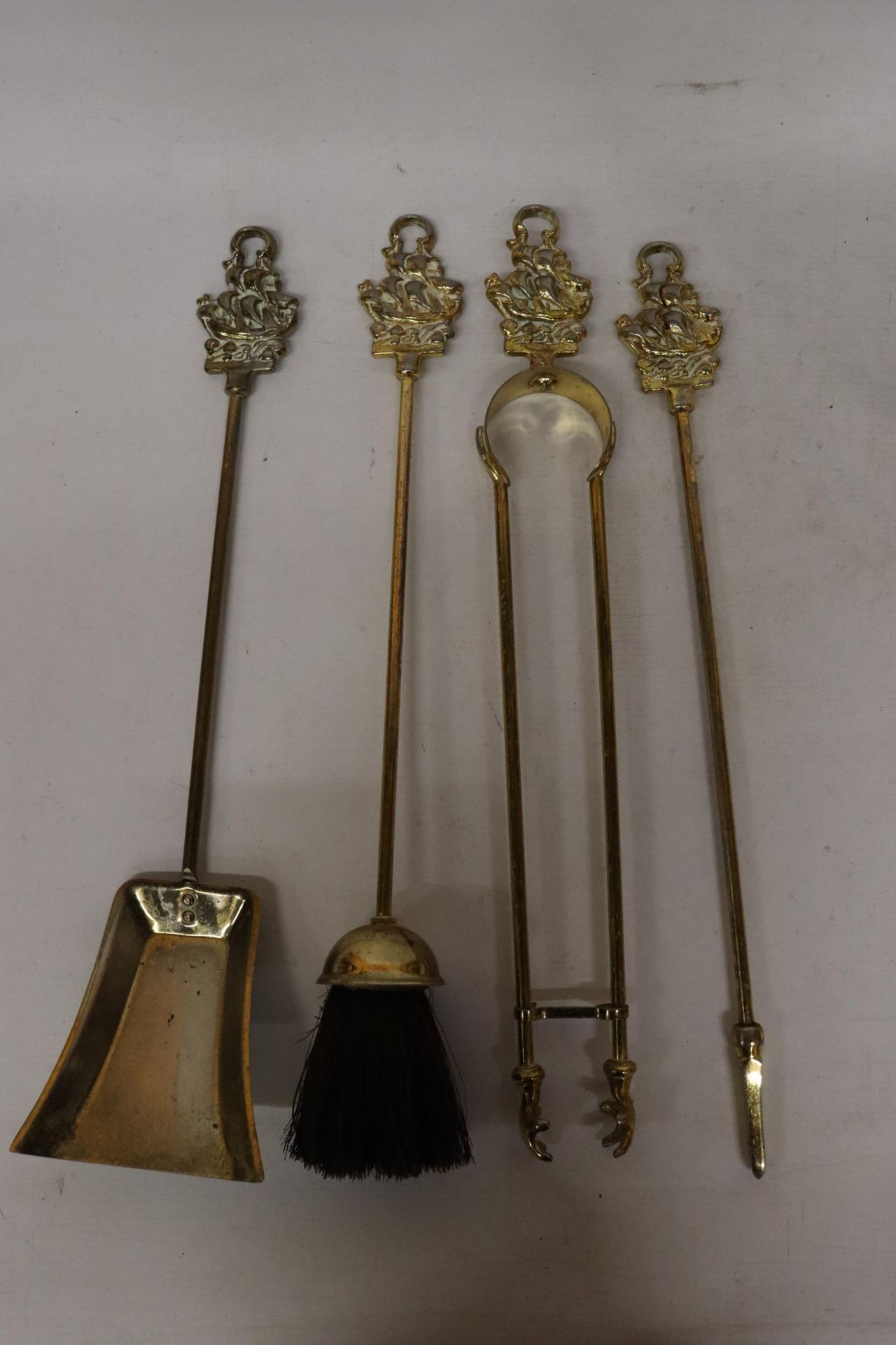 A BRASS COMPANION SET AND STAND WITH GALLEON HANDLES - Image 5 of 6