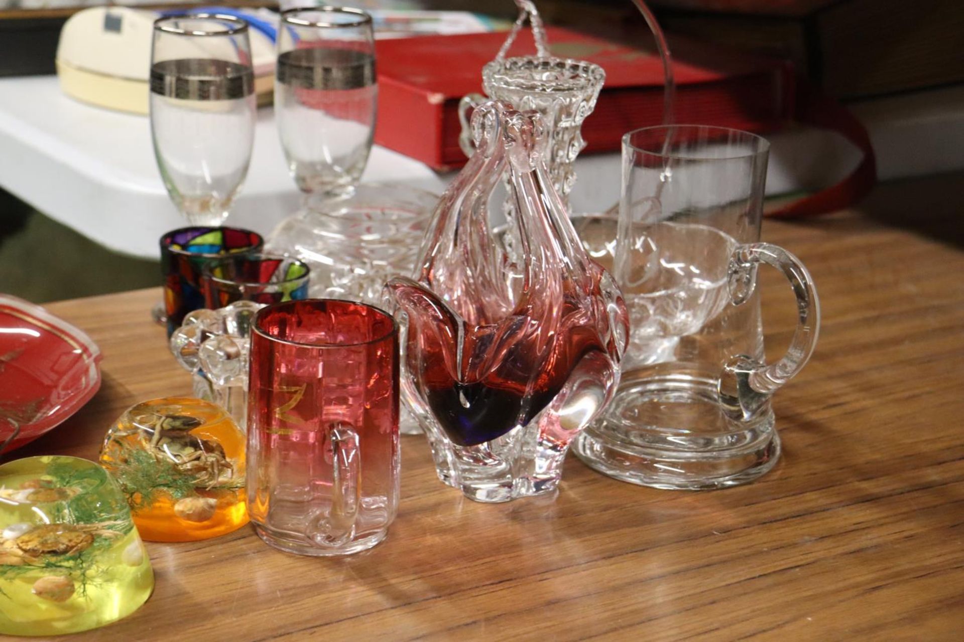 A QUANTITY OF GLASSWARE TO INCLUDE PAPERWEIGHTS, CANDLE HOLDERS, A SCOTLAND WALL PLATE, BOWLS, ETC - Image 3 of 6