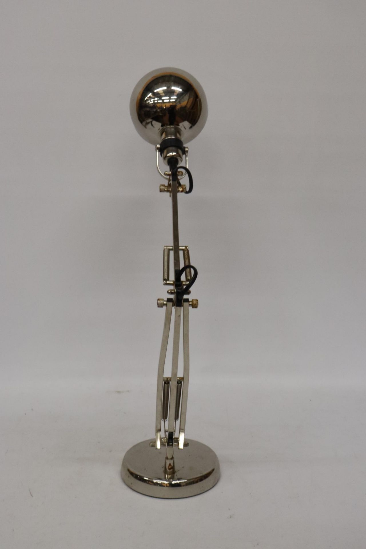 A HEAVY CHROME VINTAGE ANGLEPOISE LAMP - Image 3 of 5