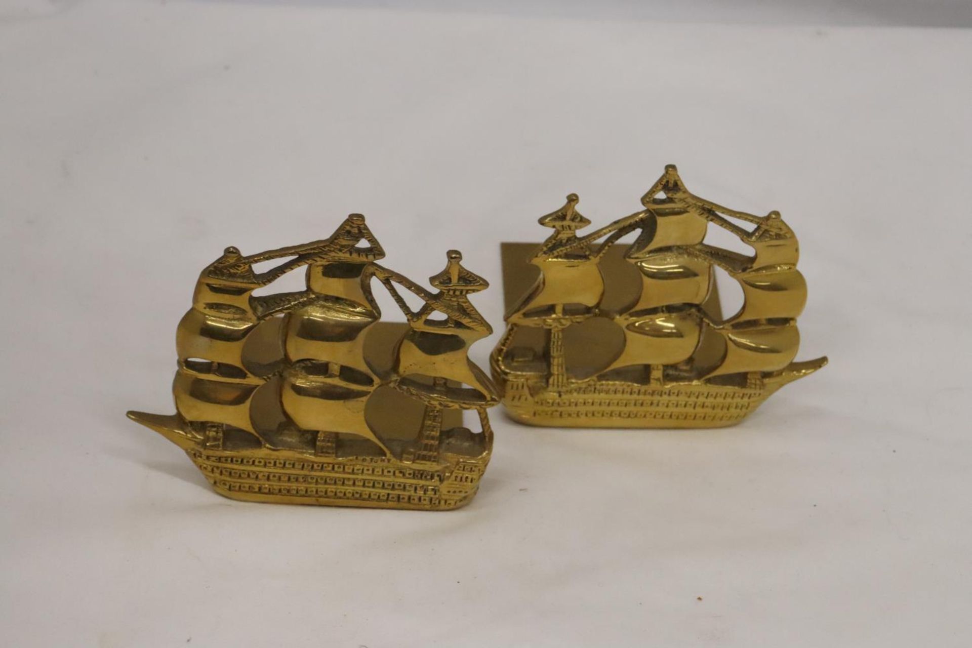 A PAIR OF VINTAGE BRASS SHIP BOOKENDS - Image 5 of 5