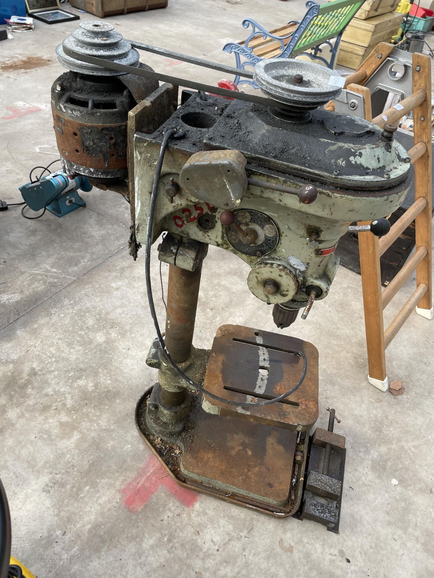 A PACERA BENCH TOP PILLAR DRILL WITH MOTOR AND A VICE