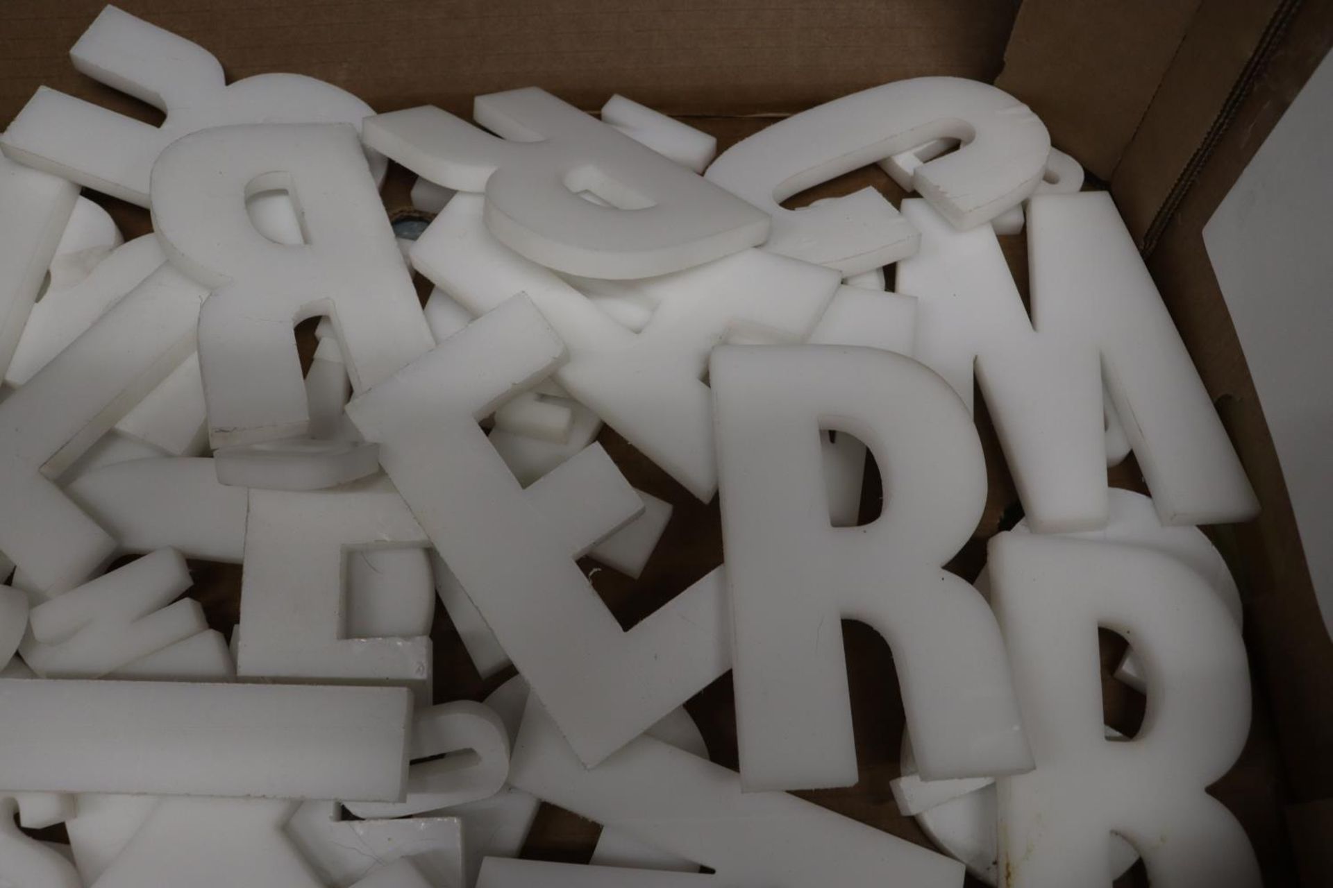 A QUANTITY OF LARGE AND SMALL PERSPEX LETTERS - Bild 4 aus 4