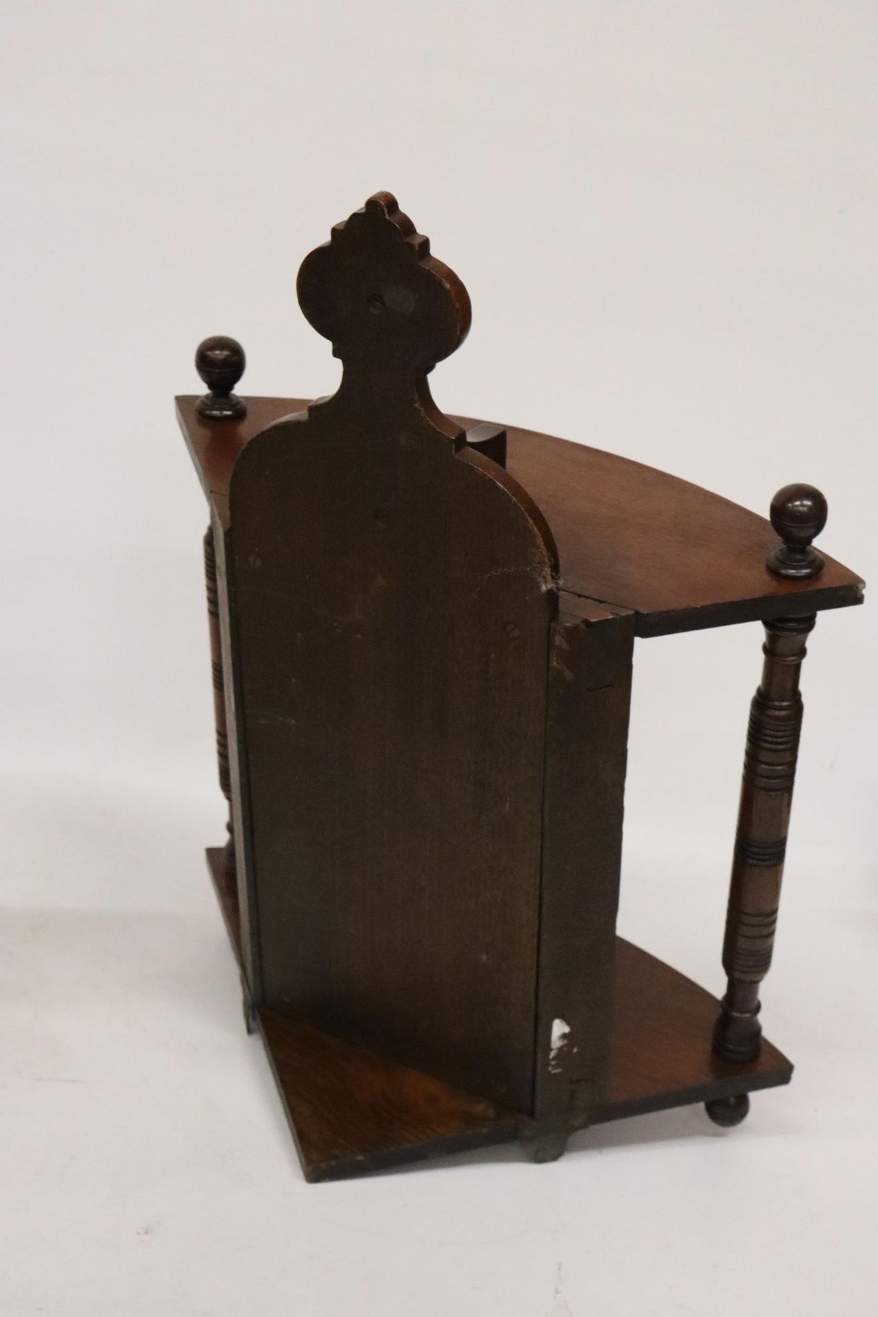 A PAIR OF EDWARDIAN MAHOGANY MIRRORED CORNER SHELVES WITH TURNED COLUMNS - Image 6 of 6