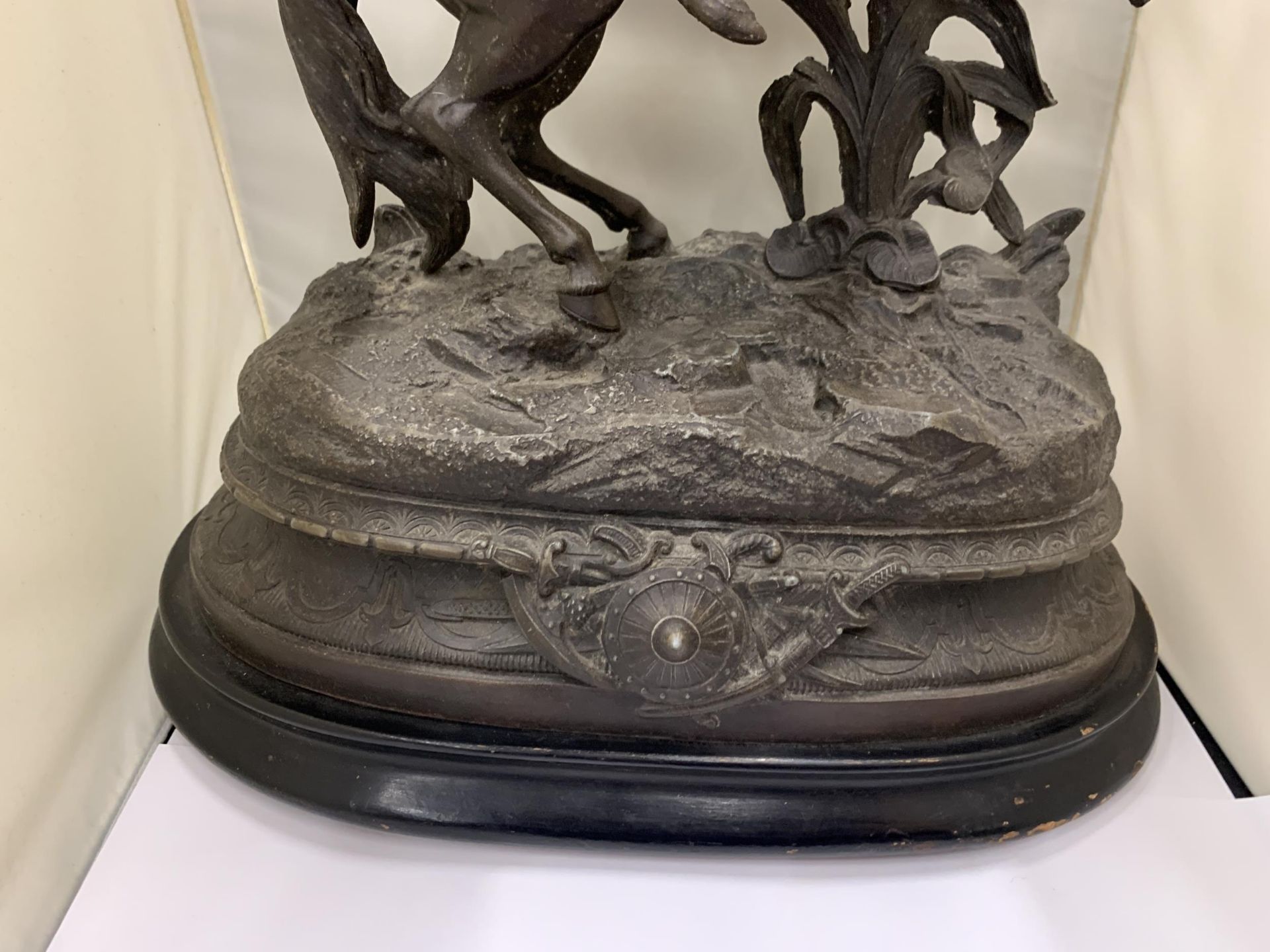 A VICTORIAN SPELTER FIGURE OF A HORSE AND RIDER ON A PLINTH - Image 3 of 4