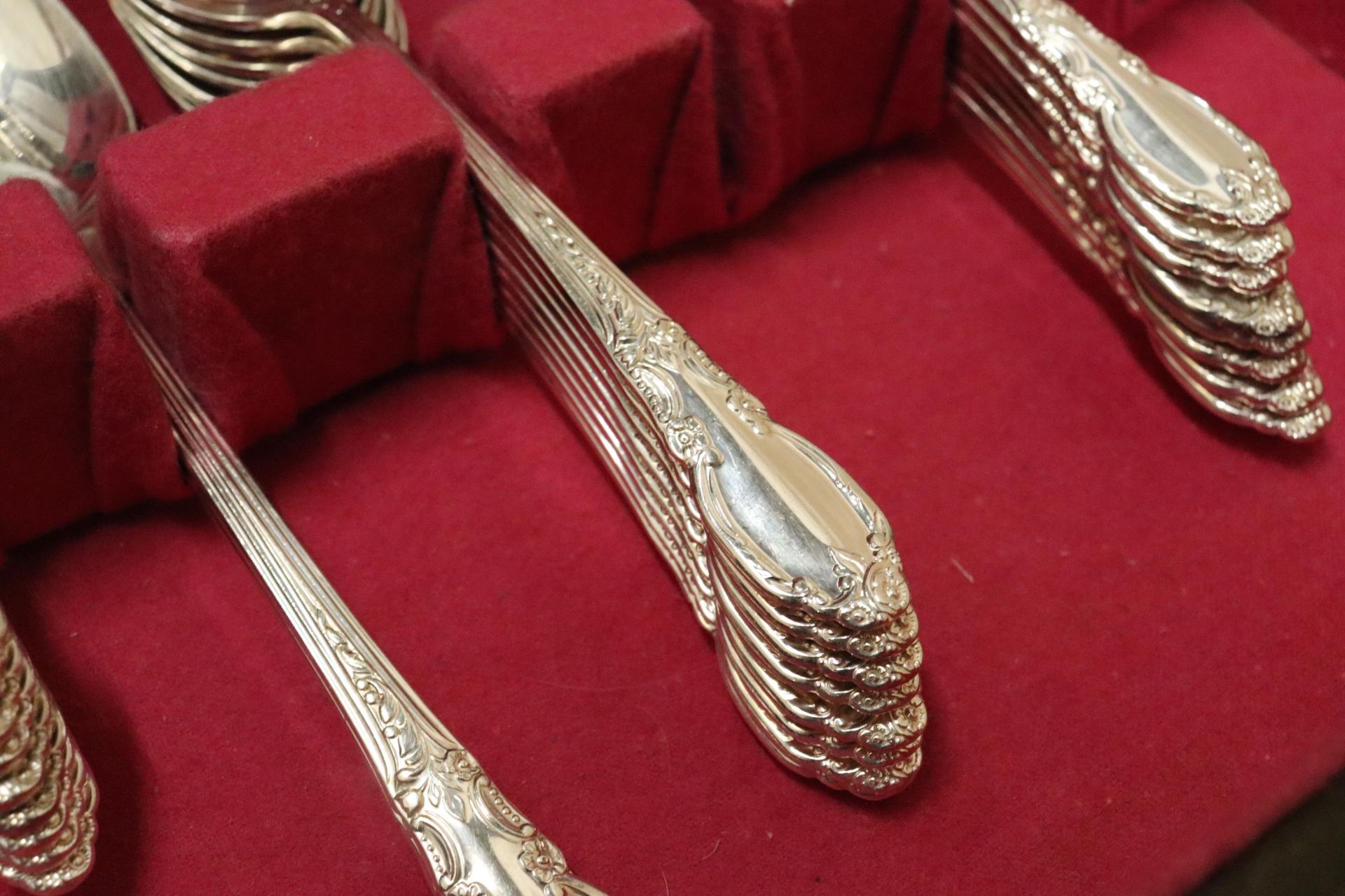 A CANTEEN OF CUTLERY IN A MAHOGANY CASE - Image 5 of 6