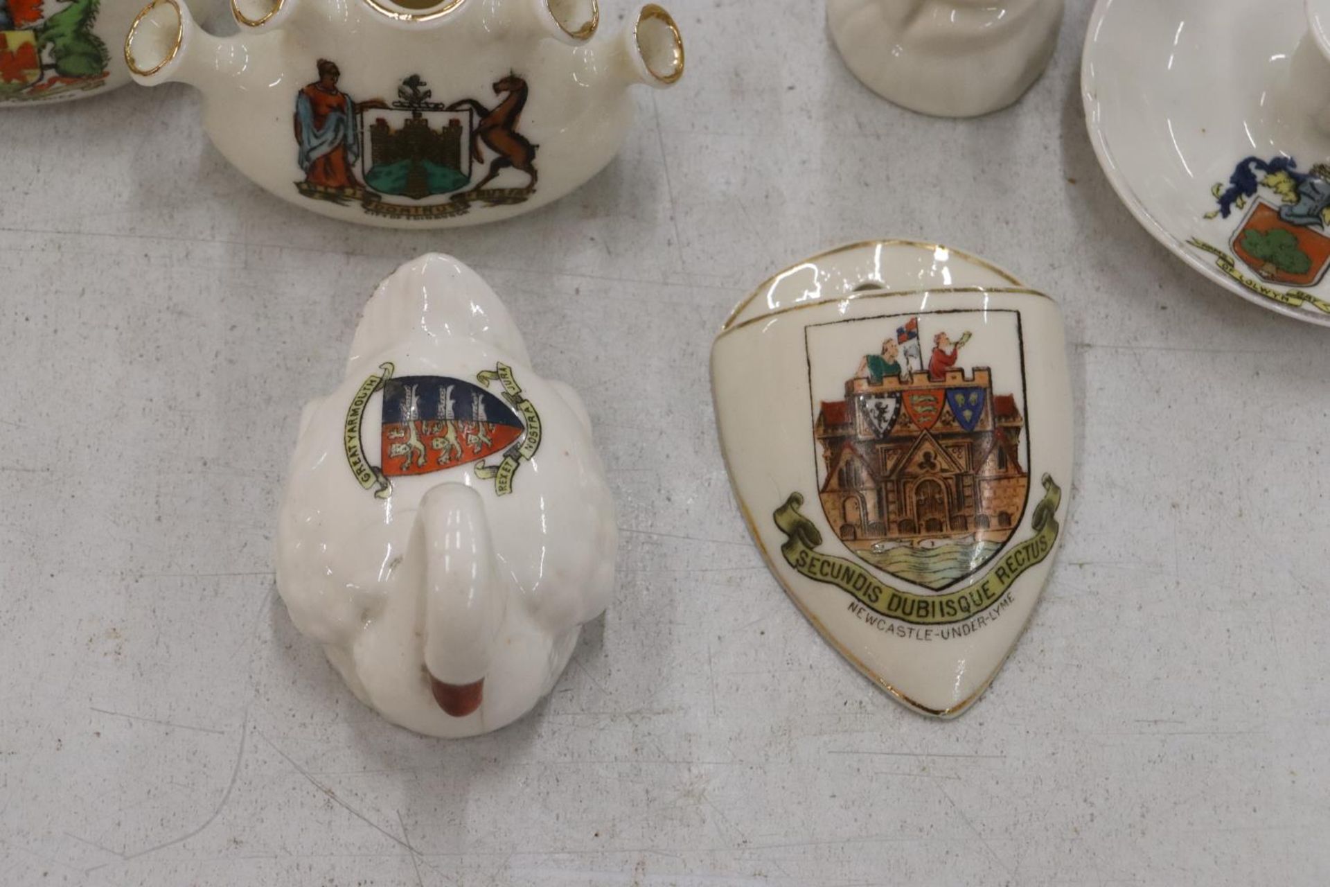 A COLLECTION OF VINTAGE CREST WARE - Image 2 of 18