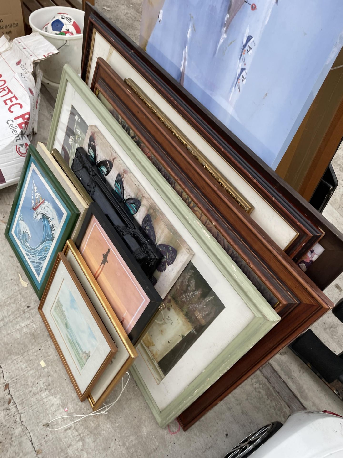 AN ASSORTMENT OF FRAMED PICTURES AND PRINTS - Bild 2 aus 3