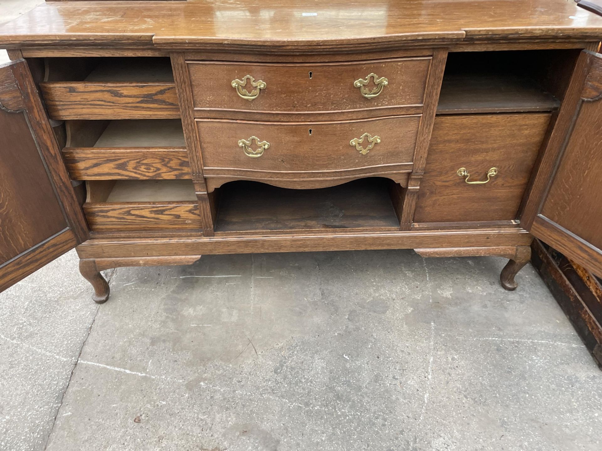 AN EDWARDIAN OAK MIRROR-BACK SIDEBOARD ENCLOSING TWO GLAZED CUPBOARDS TO UPPER PORTION - 60 INCH - Image 8 of 9