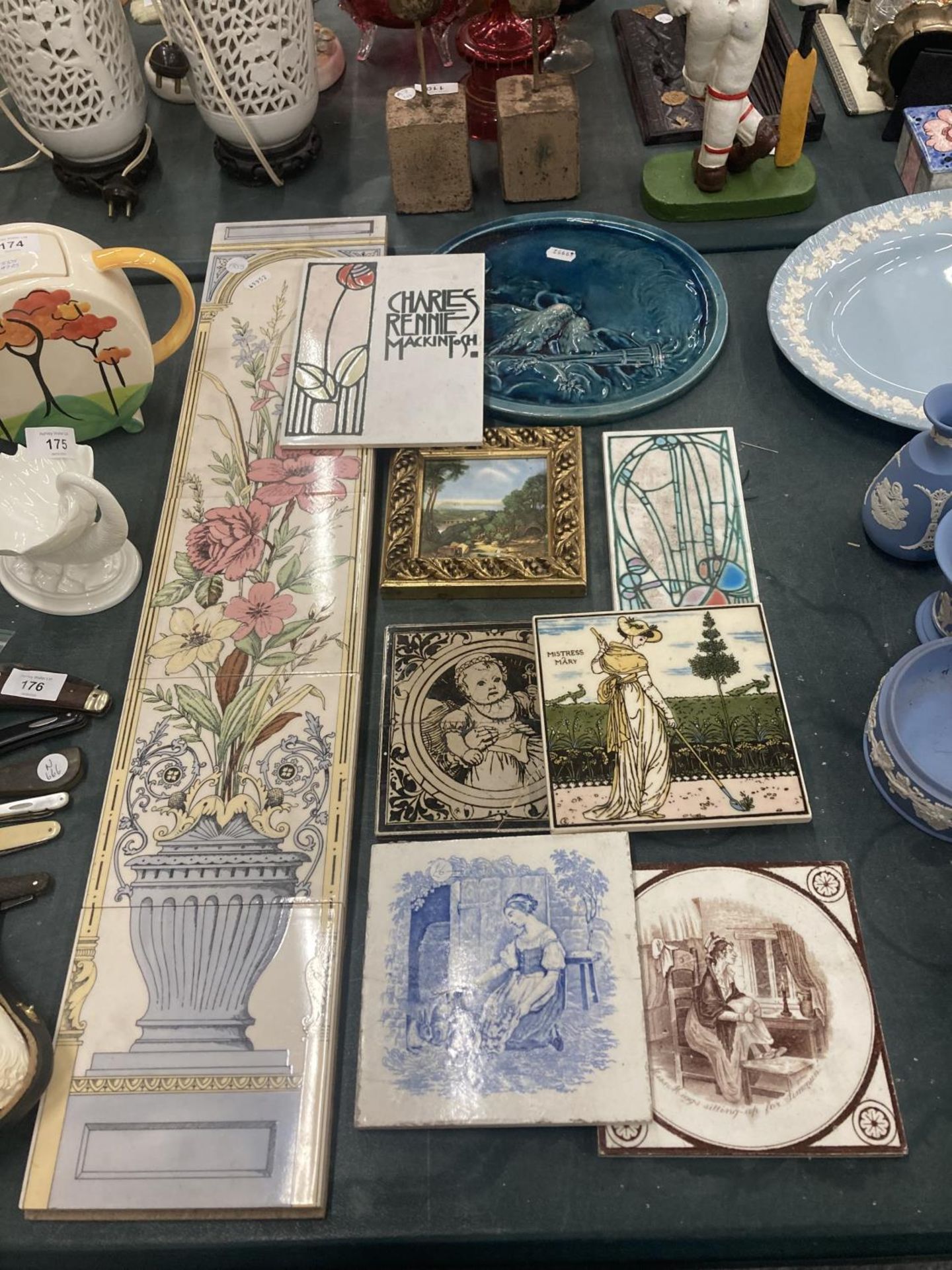 A QUANTITY OF VINTAGE AND MODERN TILES TO INCLUDE A FLORAL WALL HANGING, ETC