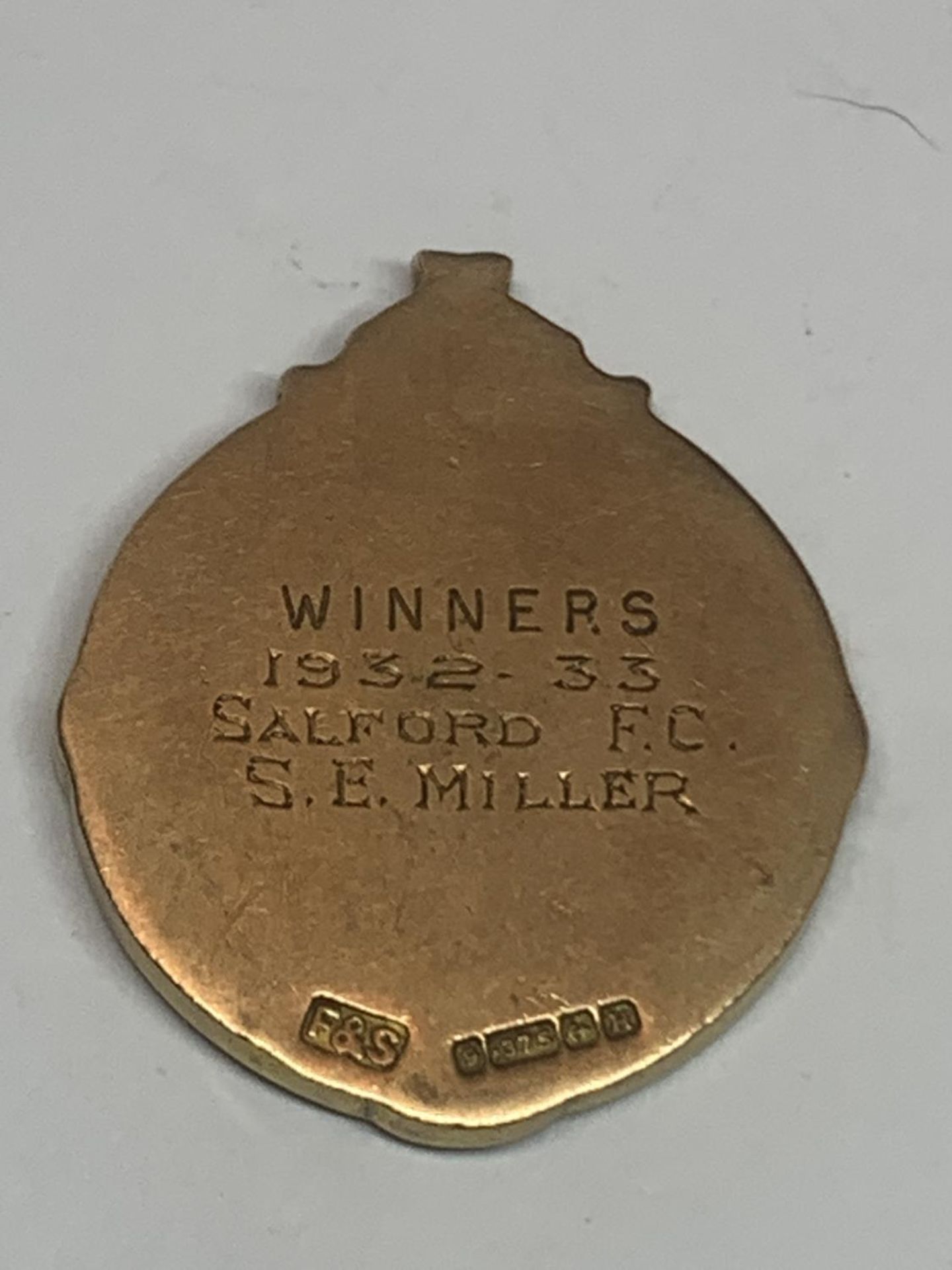 A HALLMARKED 9 CARAT GOLD NORTHERN RUGBY LEAGUE FOOTBALL MEDAL ENGRAVED WINNERS 1932-33 SALFORD F.C, - Image 2 of 5