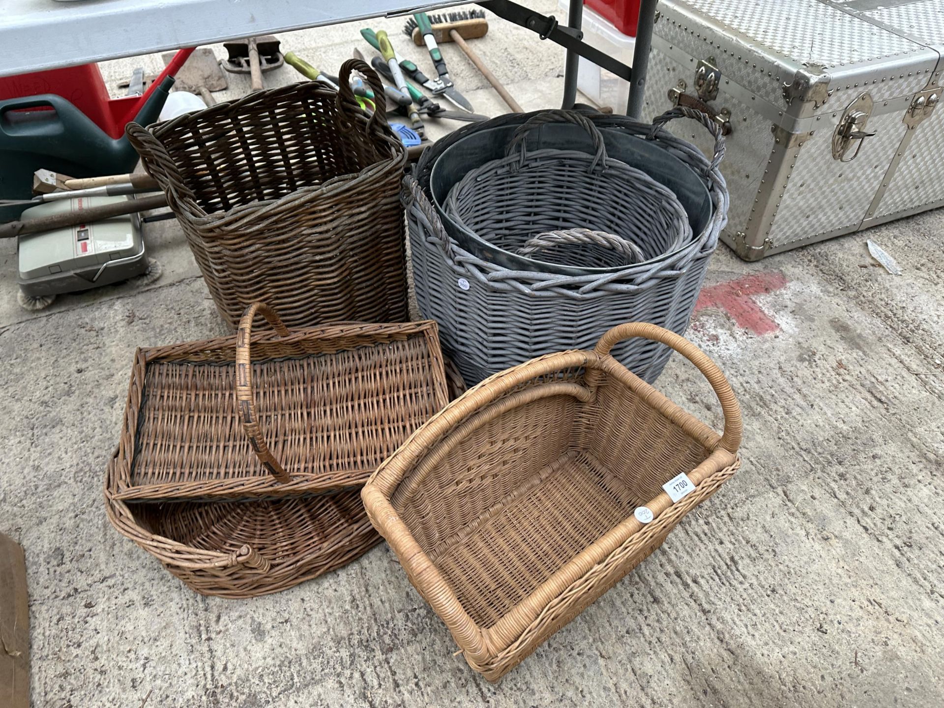 AN ASSORTMENT OF WICKER BASKETS TO INCLUDE TWO LOG BASKETS, A CAT BED AND TRUGS ETC