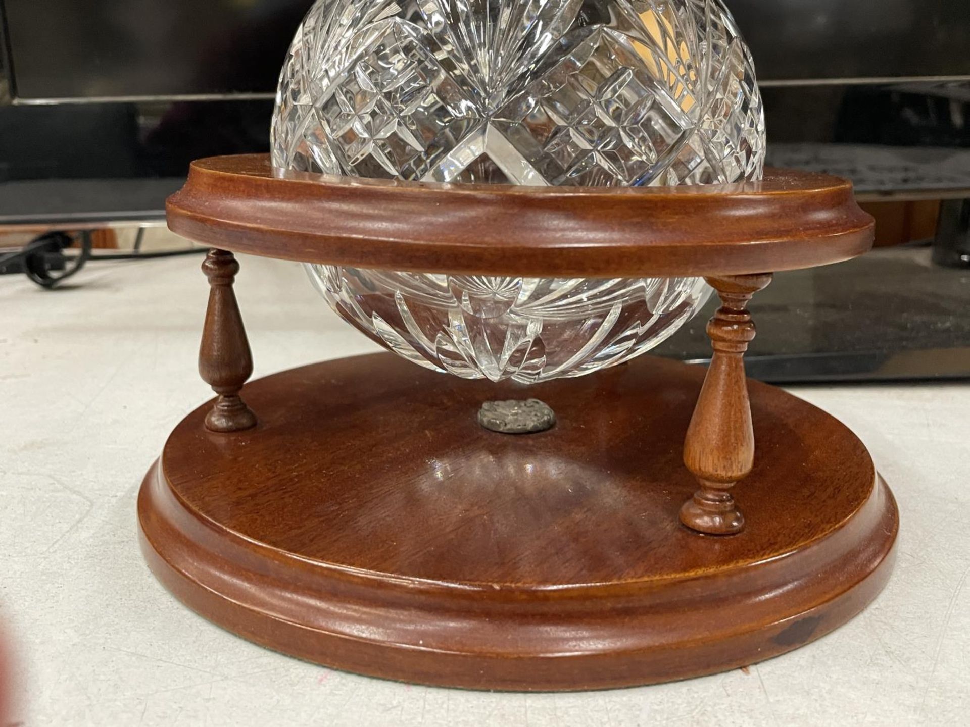 A CUT CLASS ROUND BOTTOM DECANTER WITH HALLMARKED BIRMINGHAM SILVER COLLAR ON A WOODEN BASE (BASEA/ - Image 4 of 4