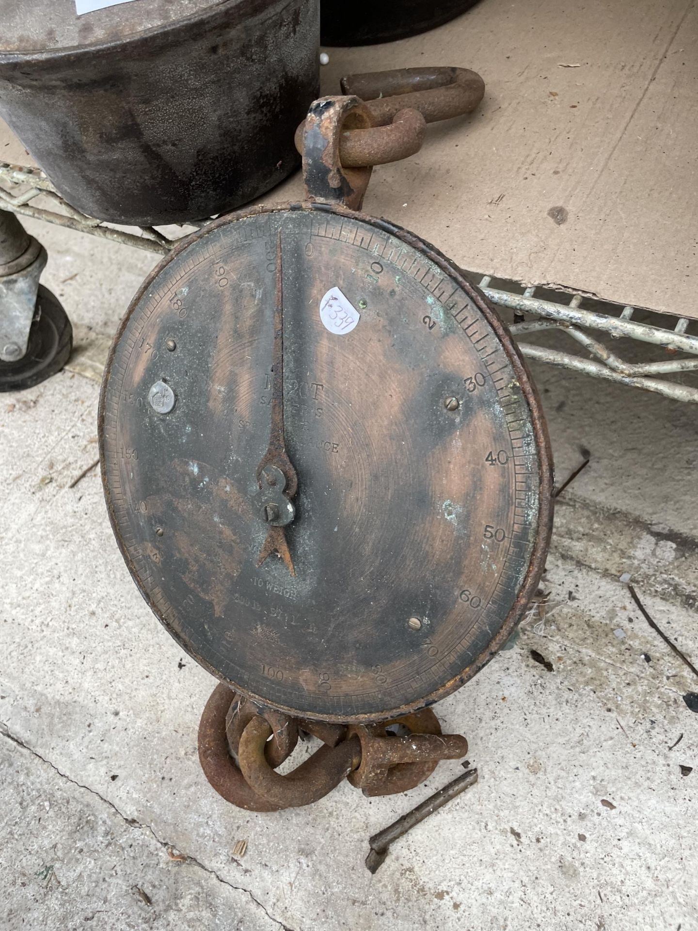 TWO VINTAGE PANS AND A SET OF VINTAGE SCALES - Bild 2 aus 2