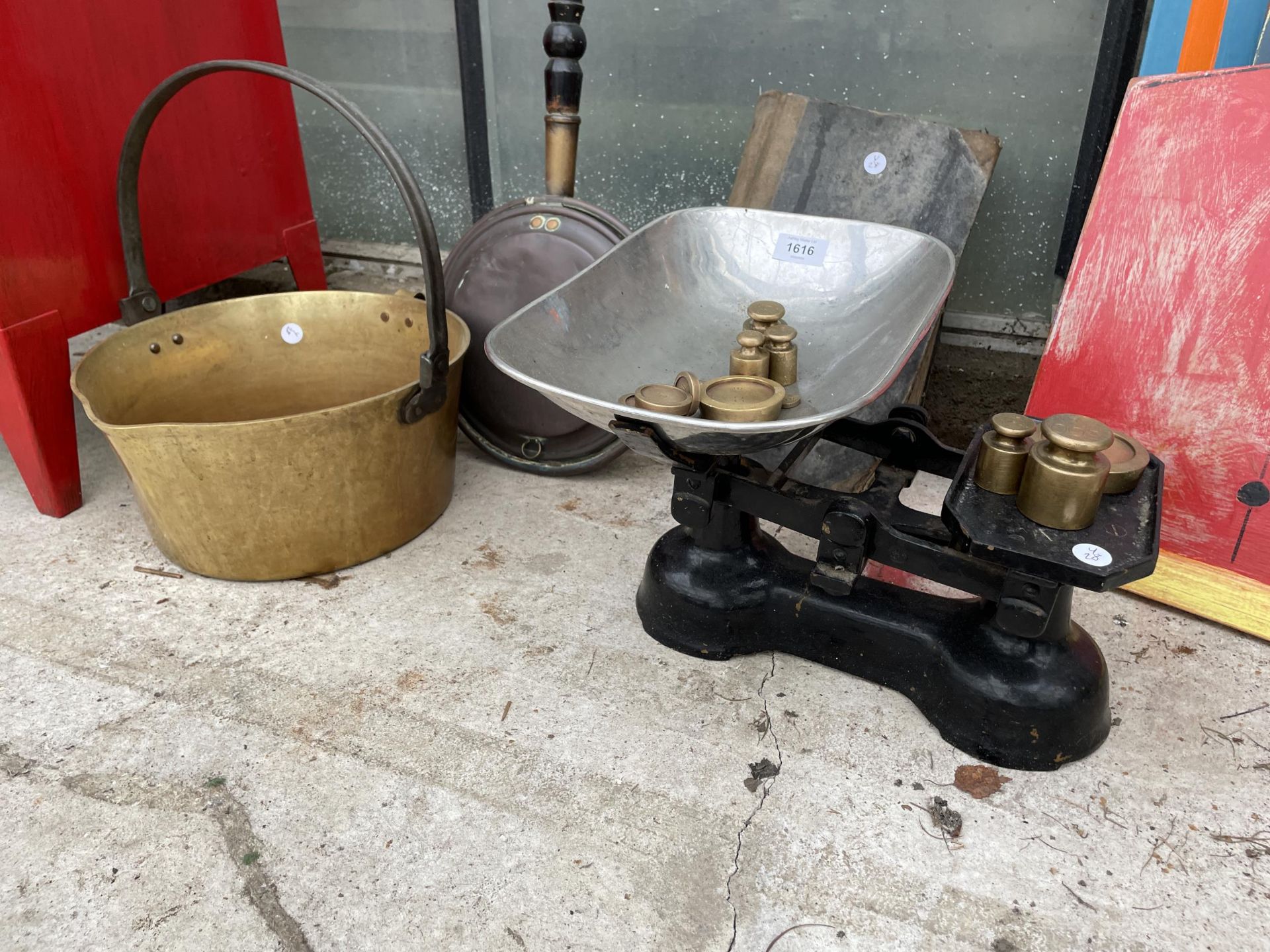 AN ASSORTMENT OF VINTAGE ITEMS TO INCLUDE A BRASS JAM PAN, SCALES AND WEIGHTS AND A COPPER BED - Image 2 of 2