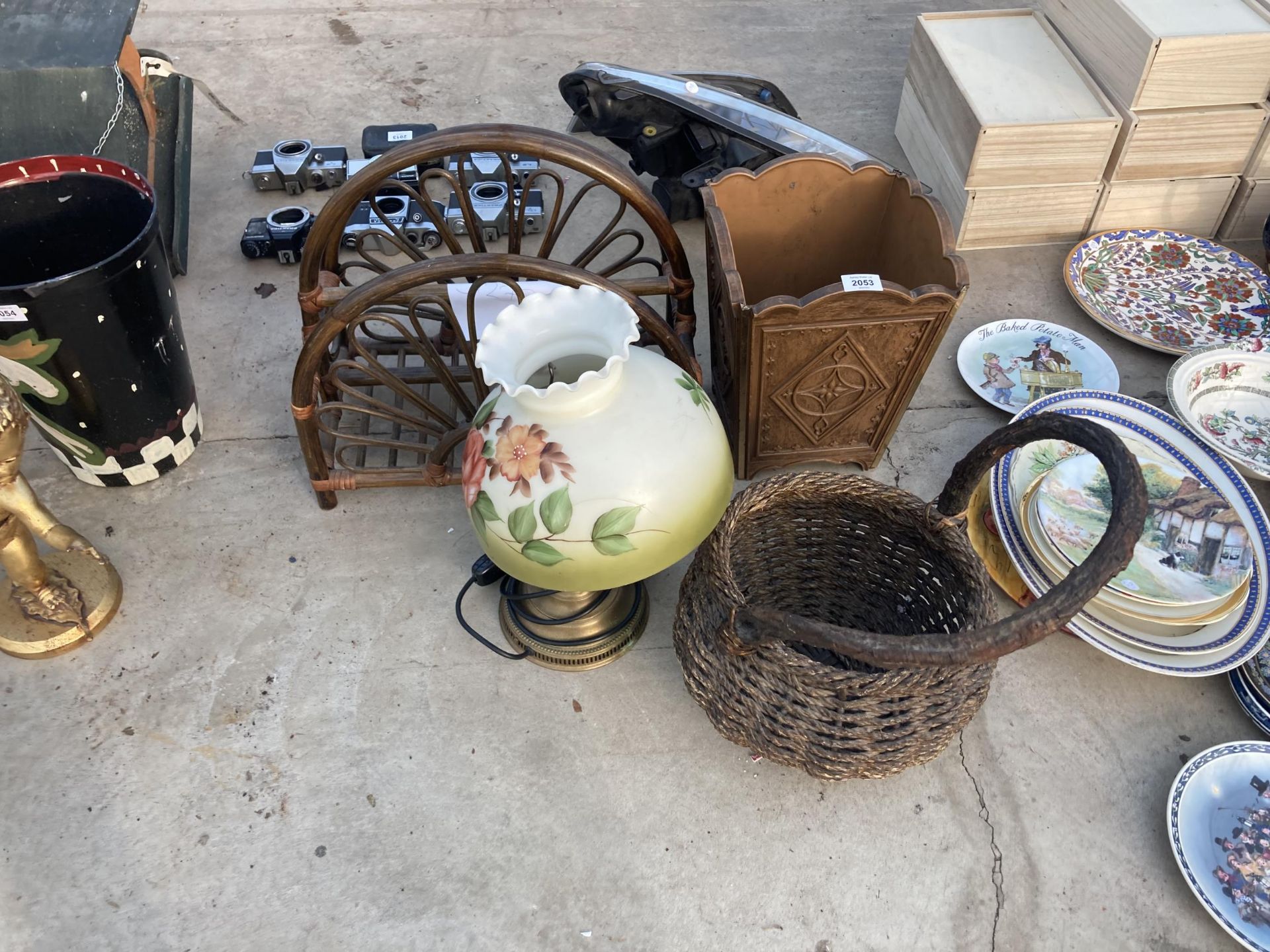 AN ASSORTMENT OF ITEMS TO INCLUDE A BRASS TABLE LAMP, A WOODEN MAGAZINE RACK AND A WICKER BASKET ETC