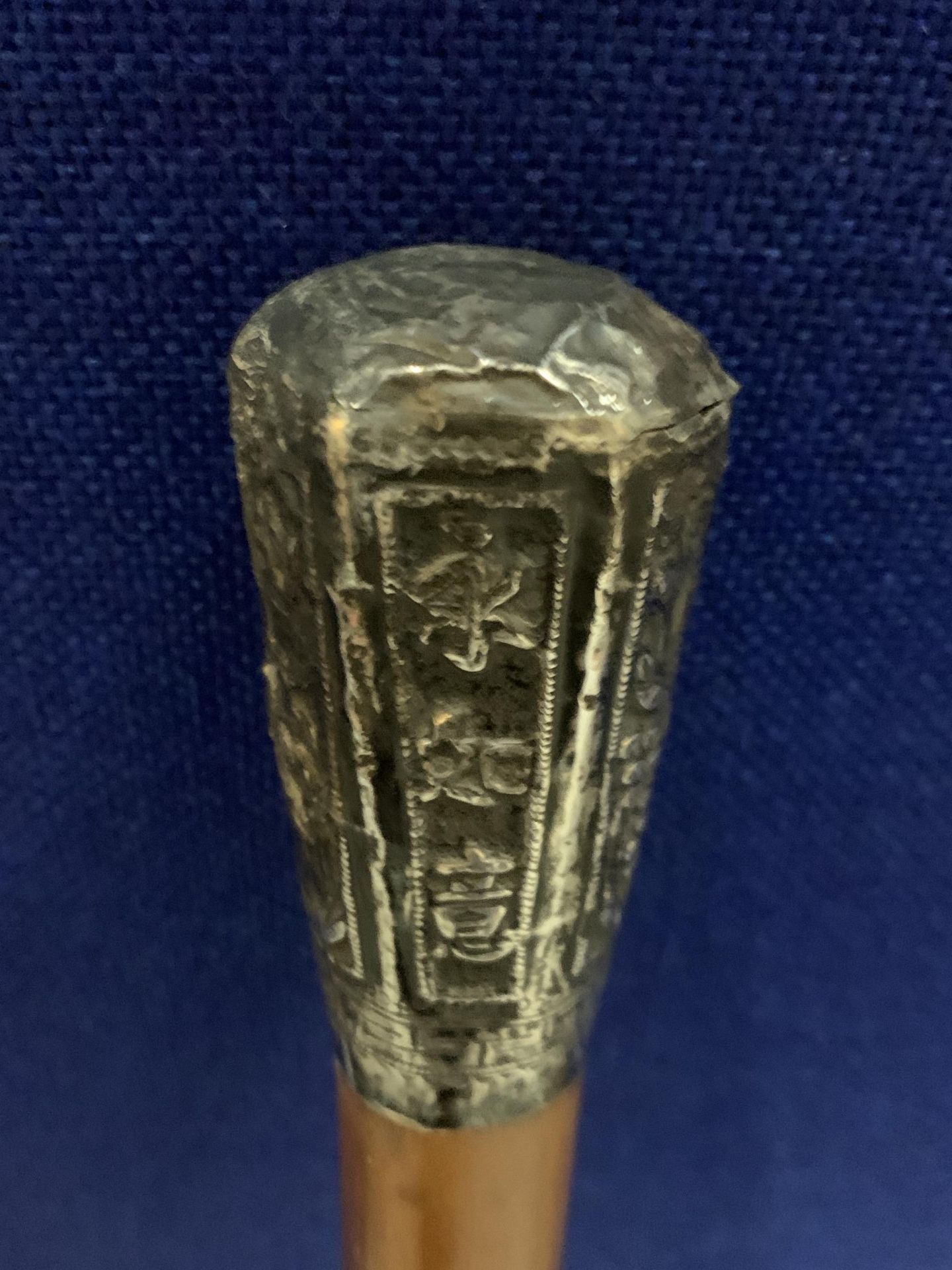 A WALKING STICK WITH A POSSIBLY CONTINENTAL SILVER ORNATE TOP - Image 4 of 4