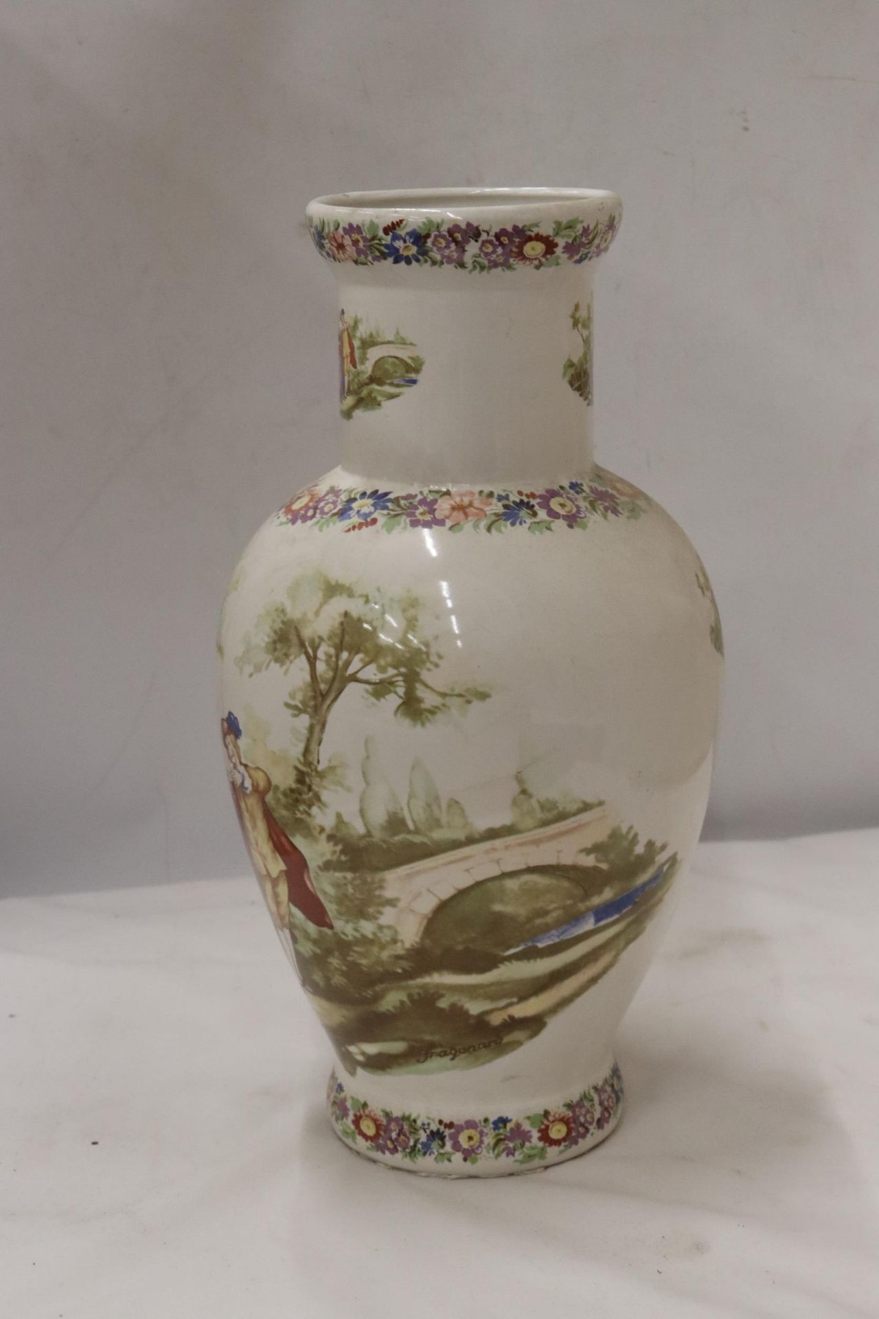 A LARGE VICTORIAN STYLE VASE WITH TRANSFER PRINTED PRINT, HEIGHT 37CM - Bild 2 aus 5