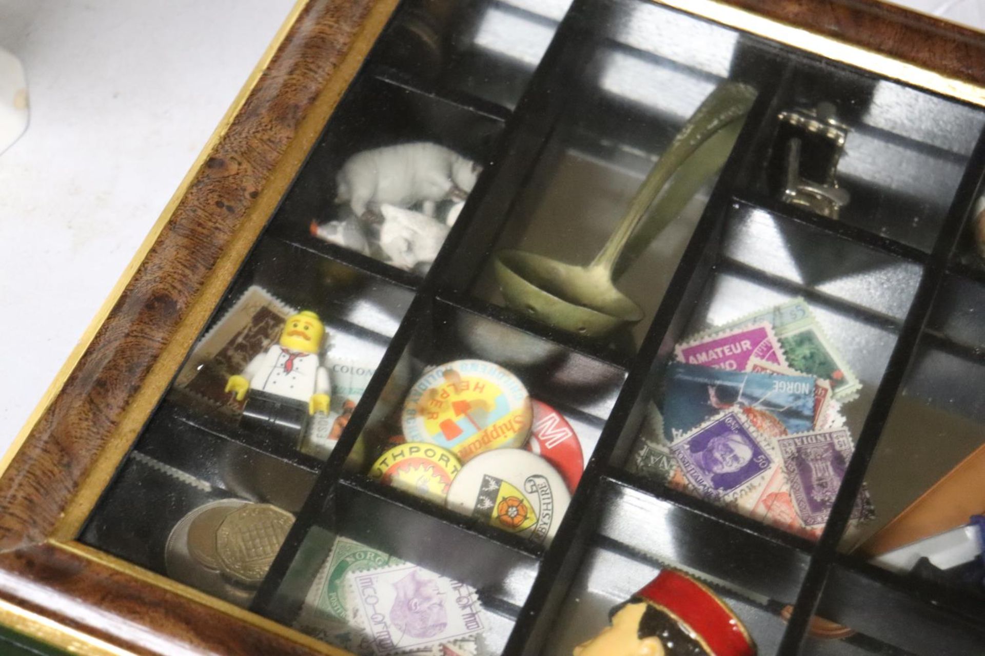 A SMALL DISPLAY CASE CONTAINING A QUANTITY OF COLLECTABLES - Image 4 of 4