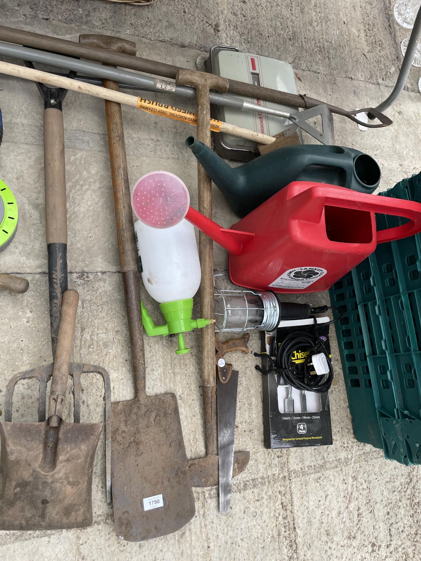 AN ASSORTMENT OF GARDEN TOOLS TO INCLUDE A SPADE, A FORK, SHEARS AND EXTENSION LEADS ETC - Image 2 of 3