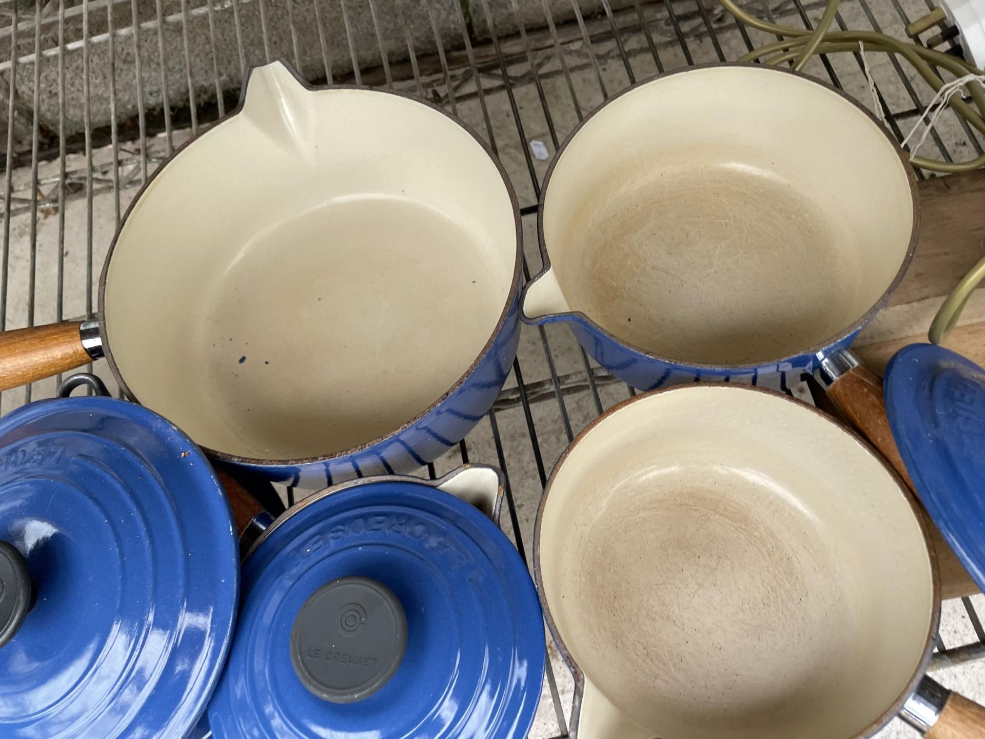 A SET OF FOUR GRADUATED BLUE LE CRUESET PANS WITH LIDS AND A FURTHER SPARE LID - Image 3 of 3