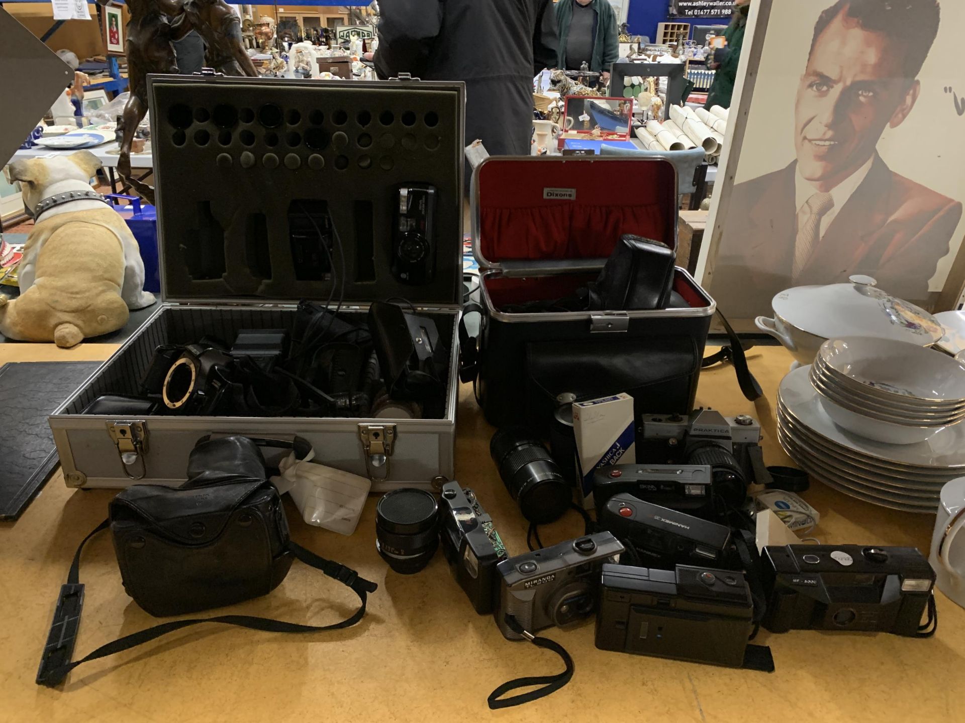 A LARGE COLLECTION OF CAMERAS AND ACCESSORIES TO INCLUDE A PRAKTICA PLC-2, KODAK INSTAMATIC 33,