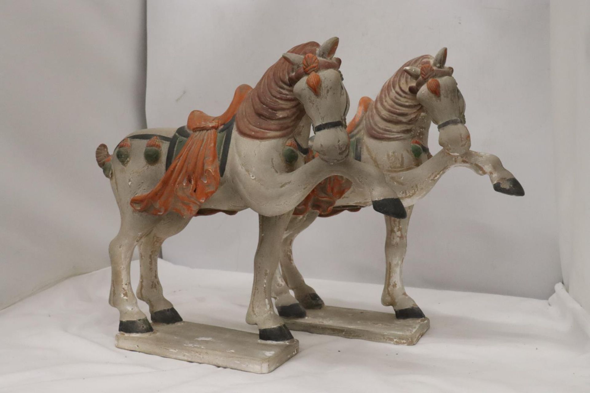 TWO TANG DYNASTY STYLE HORSES - Bild 3 aus 6