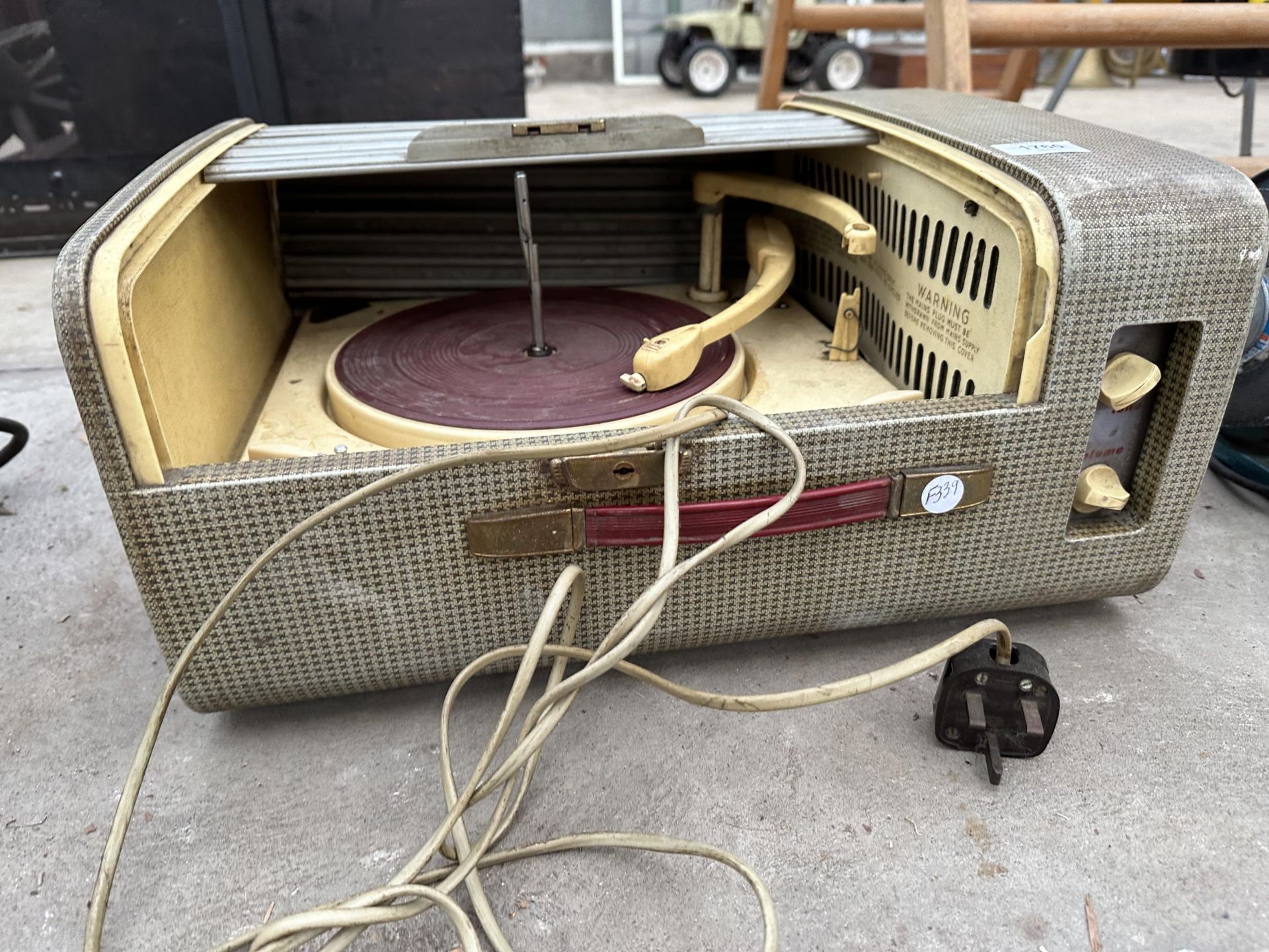 A RETRO FERGUSON RADIO PORTABLE RECORD PLAYER - Bild 2 aus 2