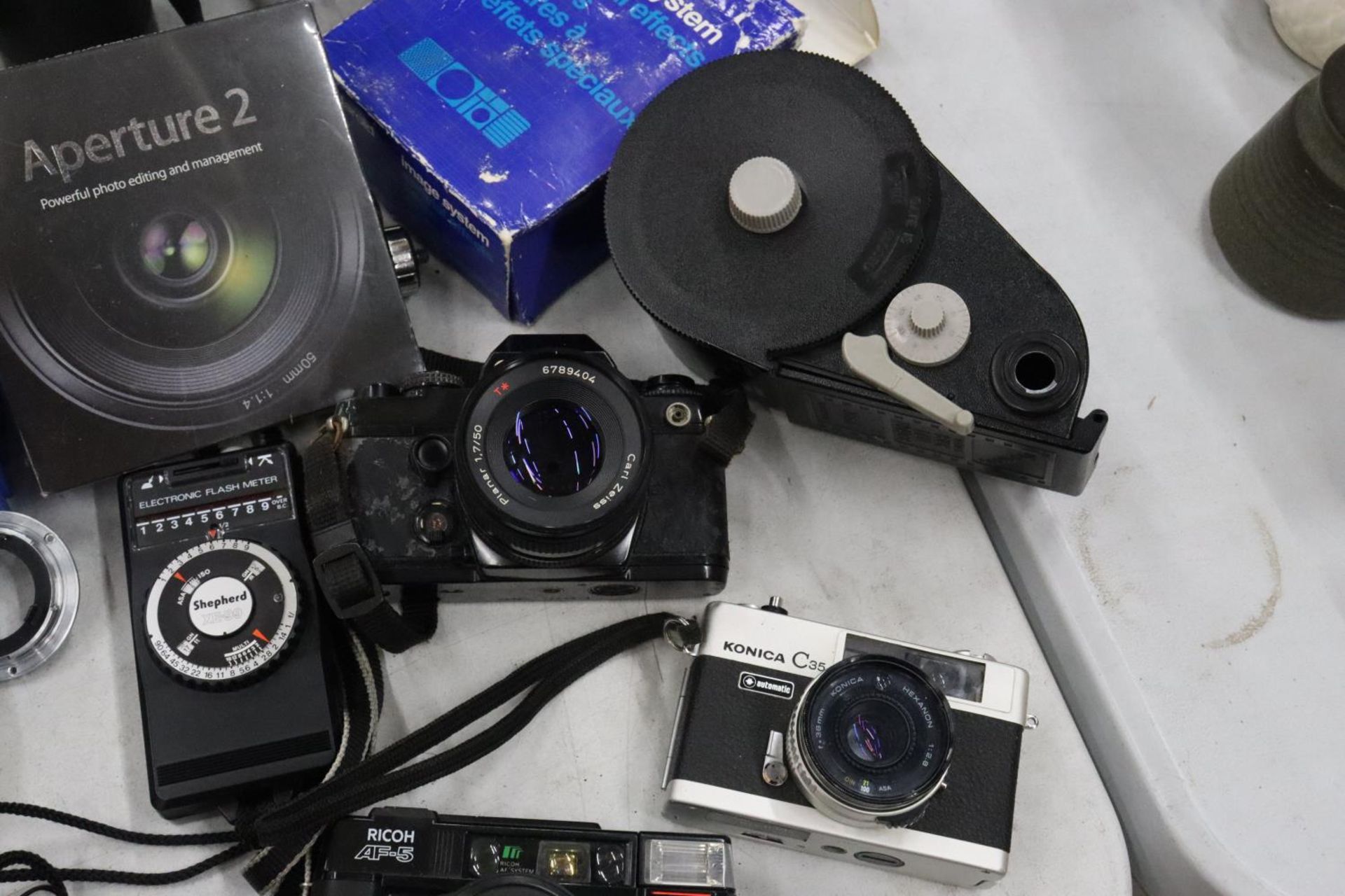 A COLLECTION OF VINTAGE CAMERAS, ETC TO INCLUDE A CONTAX WITH A CARL ZEISS LENS, RICOH AF-5, NIKON - Image 3 of 8