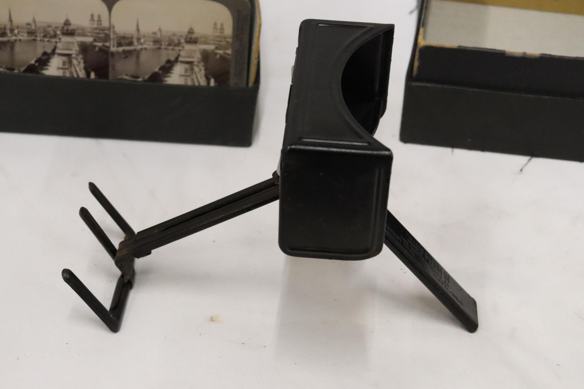 A VINTAGE 3D VIEWER BY THE CORTE-SCOPE CO., CLEVELAND OHIO TOGETHER WITH VIEWING CARDS - Image 4 of 9