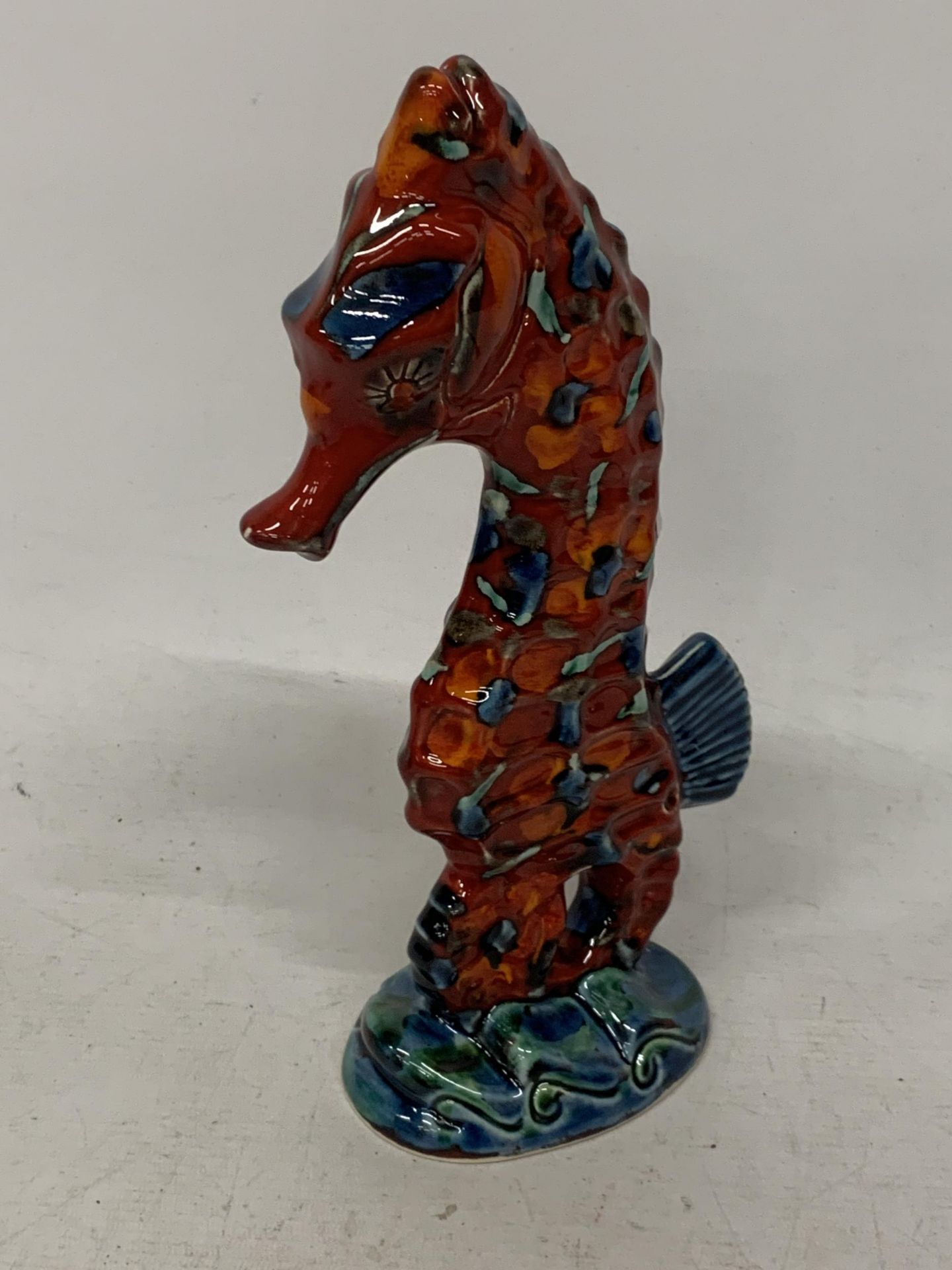 AN ANITA HARRIS HAND PAINTED AND SIGNED IN GOLD SEA HORSE FIGURE - Image 2 of 3