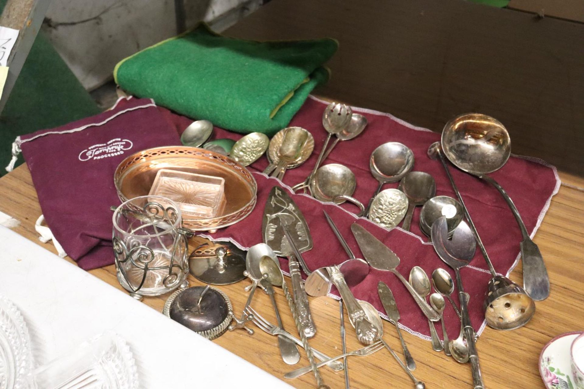 A LARGE QUANTITY OF VINTAGE FLATWARE TO INCLUDE A LADEL, BERRY SPOONS, CAKE SLICES, SERVING