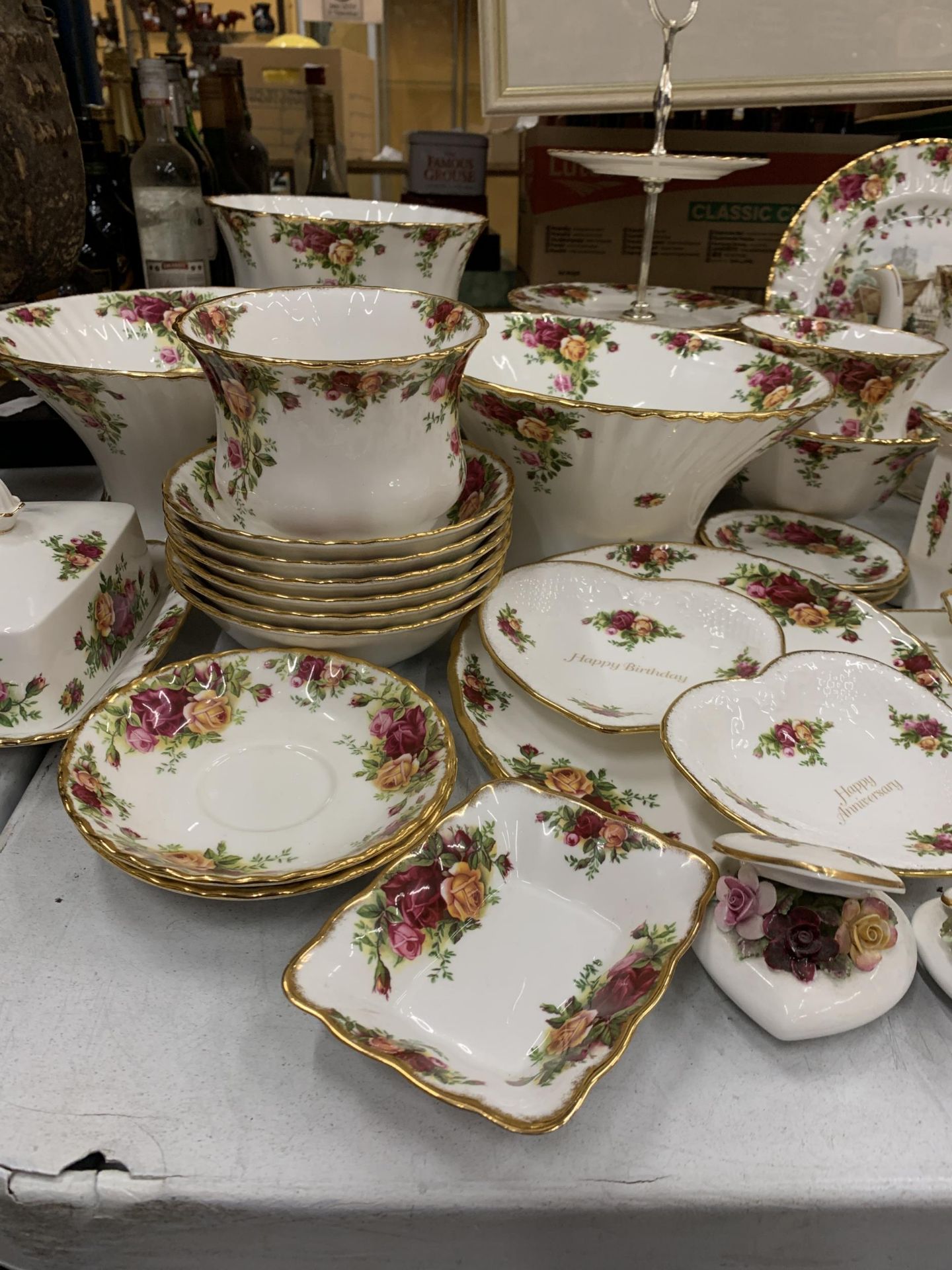 A VERY LARGE COLLECTION OF ROYAL ALBERT OLD COUNTRY ROSES TO INCLUDE TRIOS, JUGS, SUGAR BOWLS, - Image 8 of 9