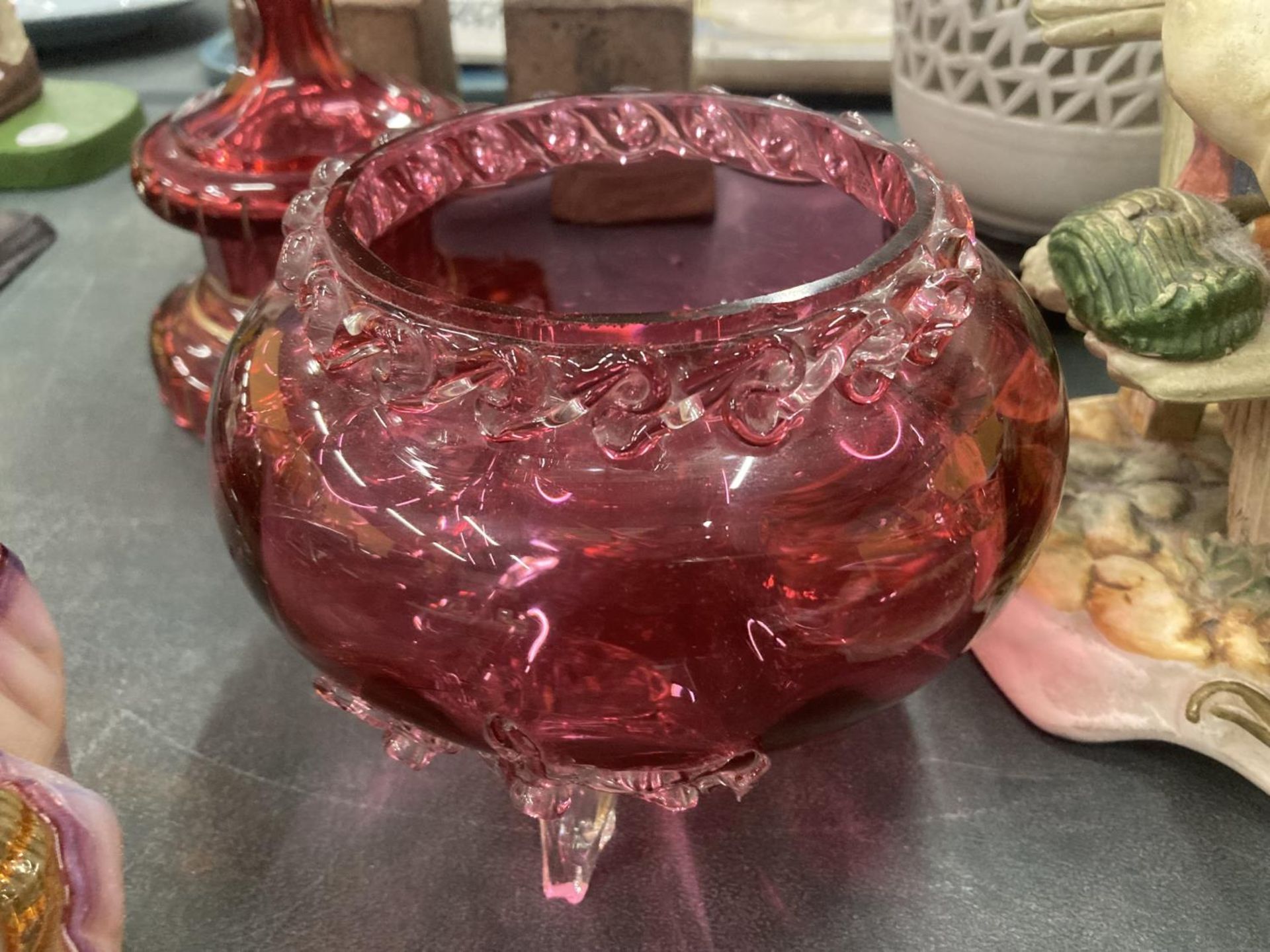 SIX PIECES OF VINTAGE COLOURED GLASSWARE TO INCLUDE CRANBERRY GLASS BON BON DISH ON PEDESTAL, FOOTED - Image 3 of 5