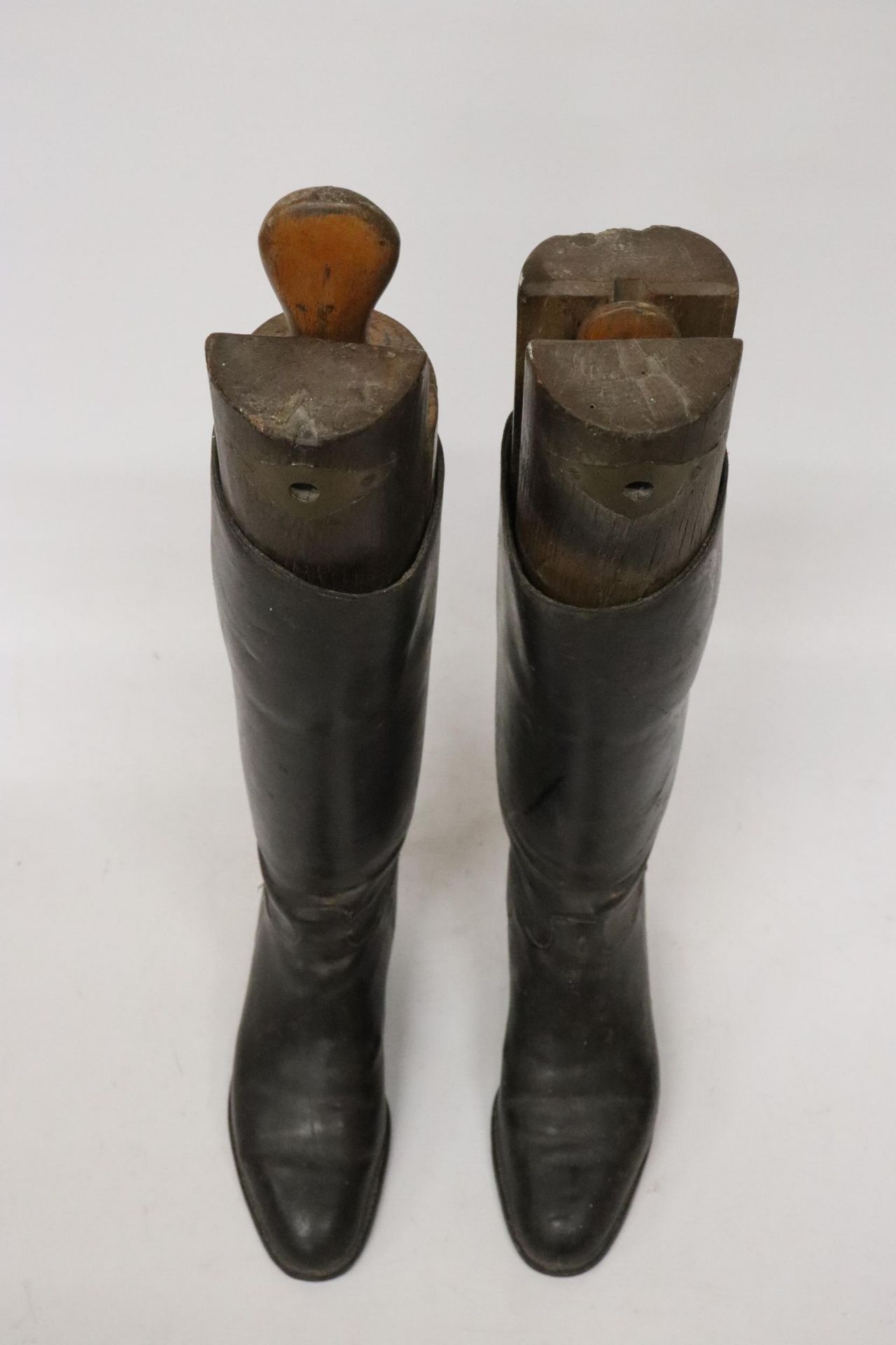 A PAIR OF VINTAGE LEATHER RIDING BOOTS WITH WOODEN BOOT TREES - Image 2 of 5