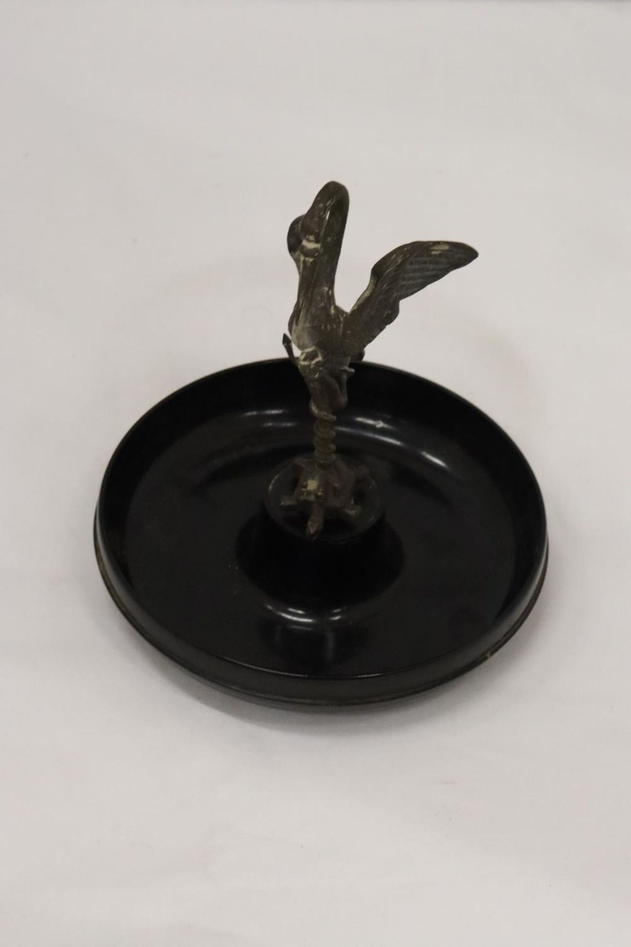 A VINTAGE BAKELITE PIN DISH WITH A PEWTER STORK - Image 2 of 4