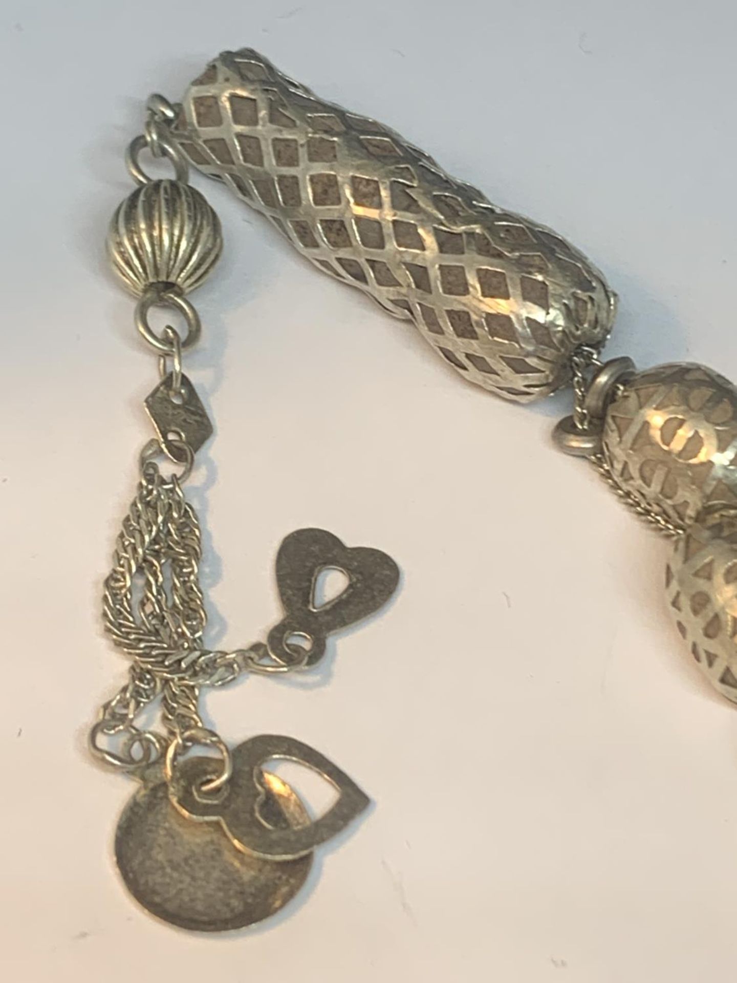 A SILVER NECKLACE - Image 2 of 4