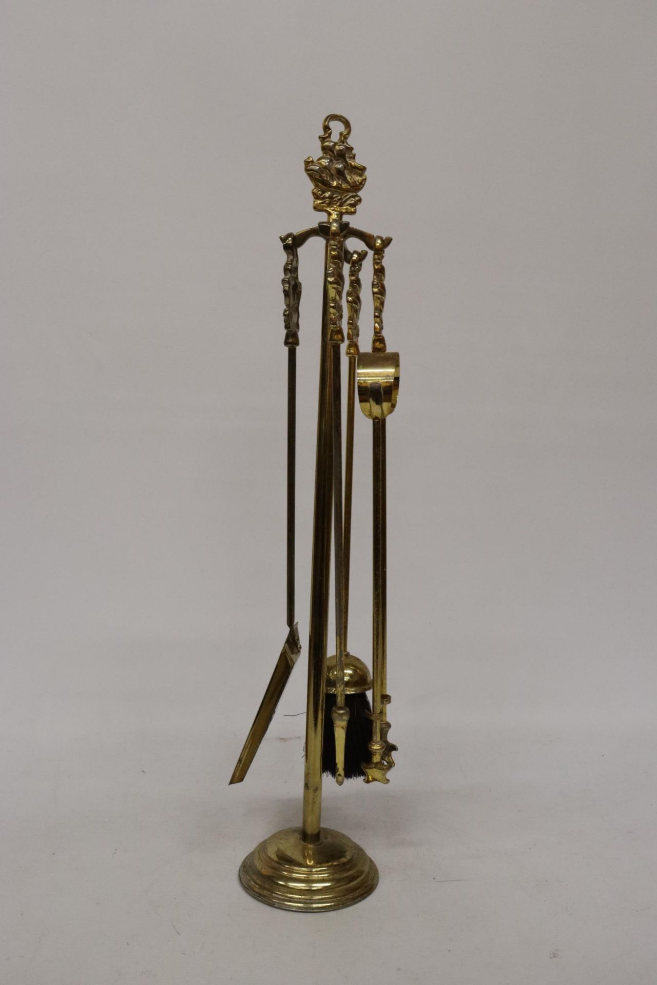 A BRASS COMPANION SET AND STAND WITH GALLEON HANDLES - Image 3 of 6