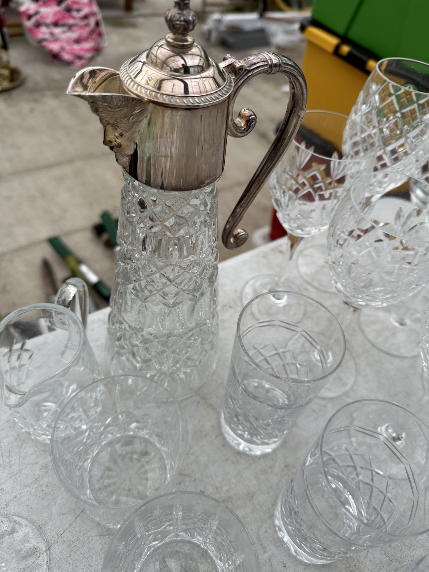 A LARGE ASSORTMENT OF CUT GLASS WARE TO INCLUDE A SILVER PLATE TOPPED CLARET JUG, WINE GLASSES, - Bild 2 aus 2