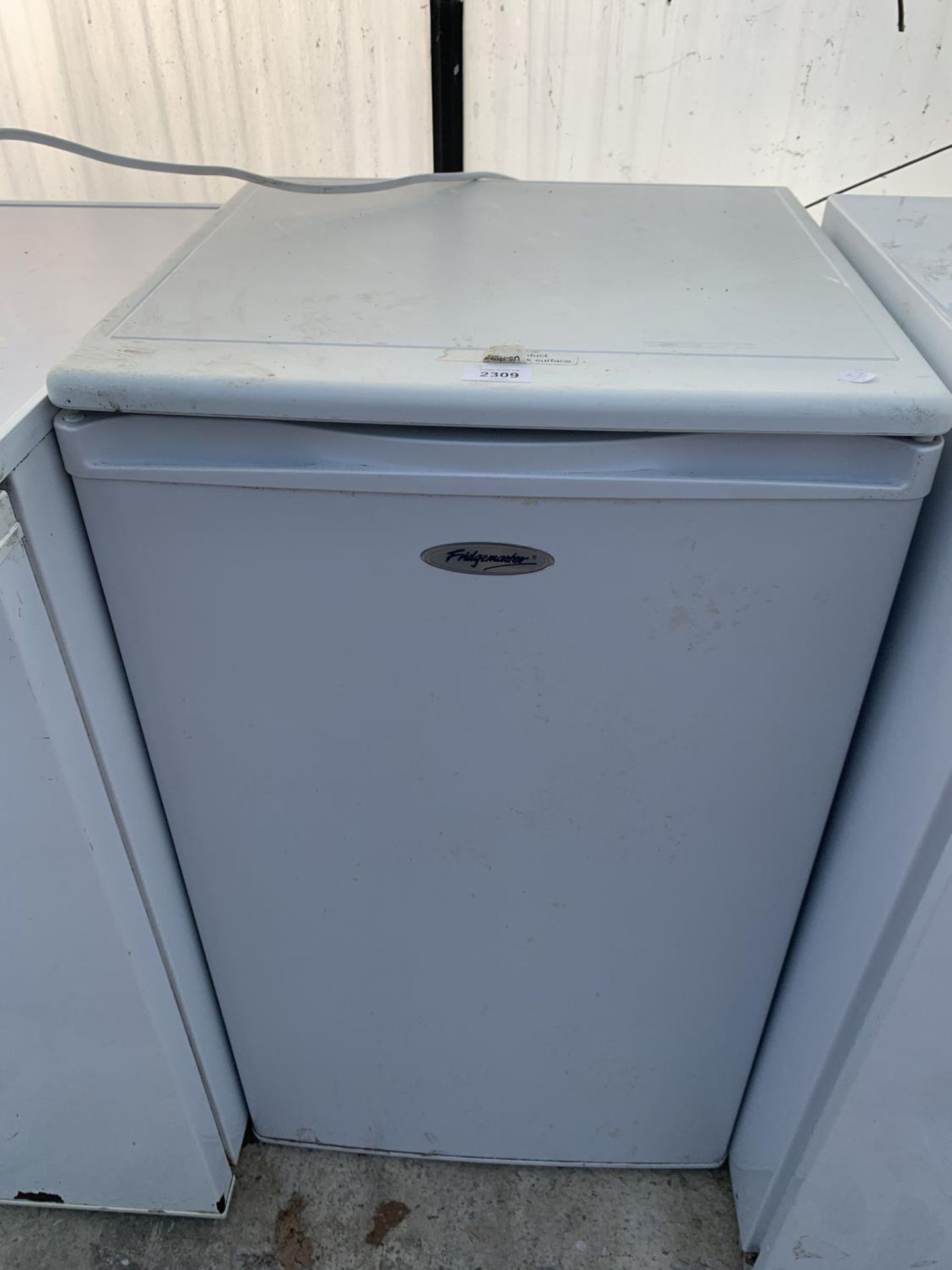 A WHITE FRIDGEMASTER UNDERCOUNTER FRIDGE