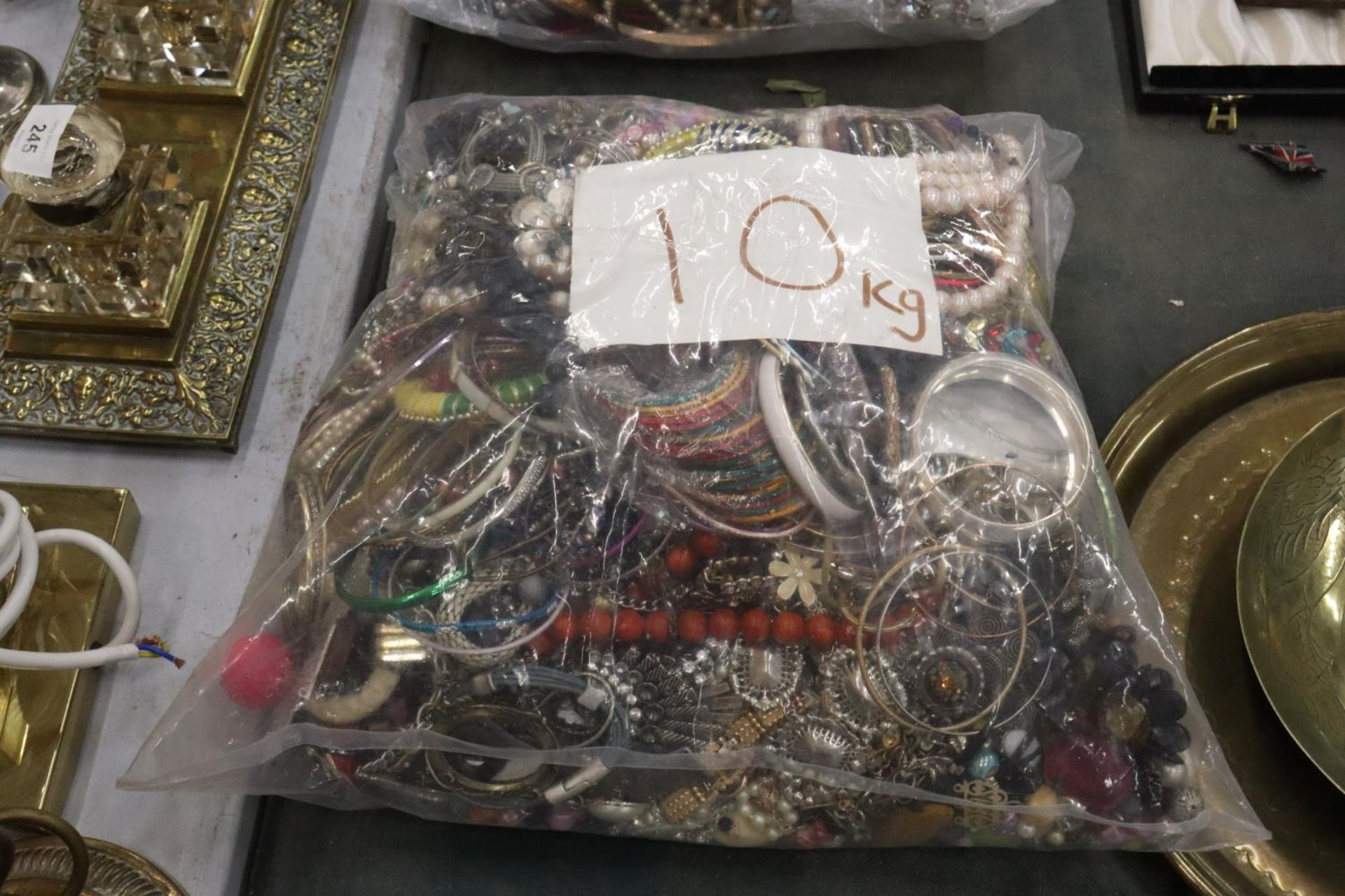 A LARGE QUANTITY OF COSTUME JEWELLERY - 10 KG IN TOTAL - Bild 3 aus 8