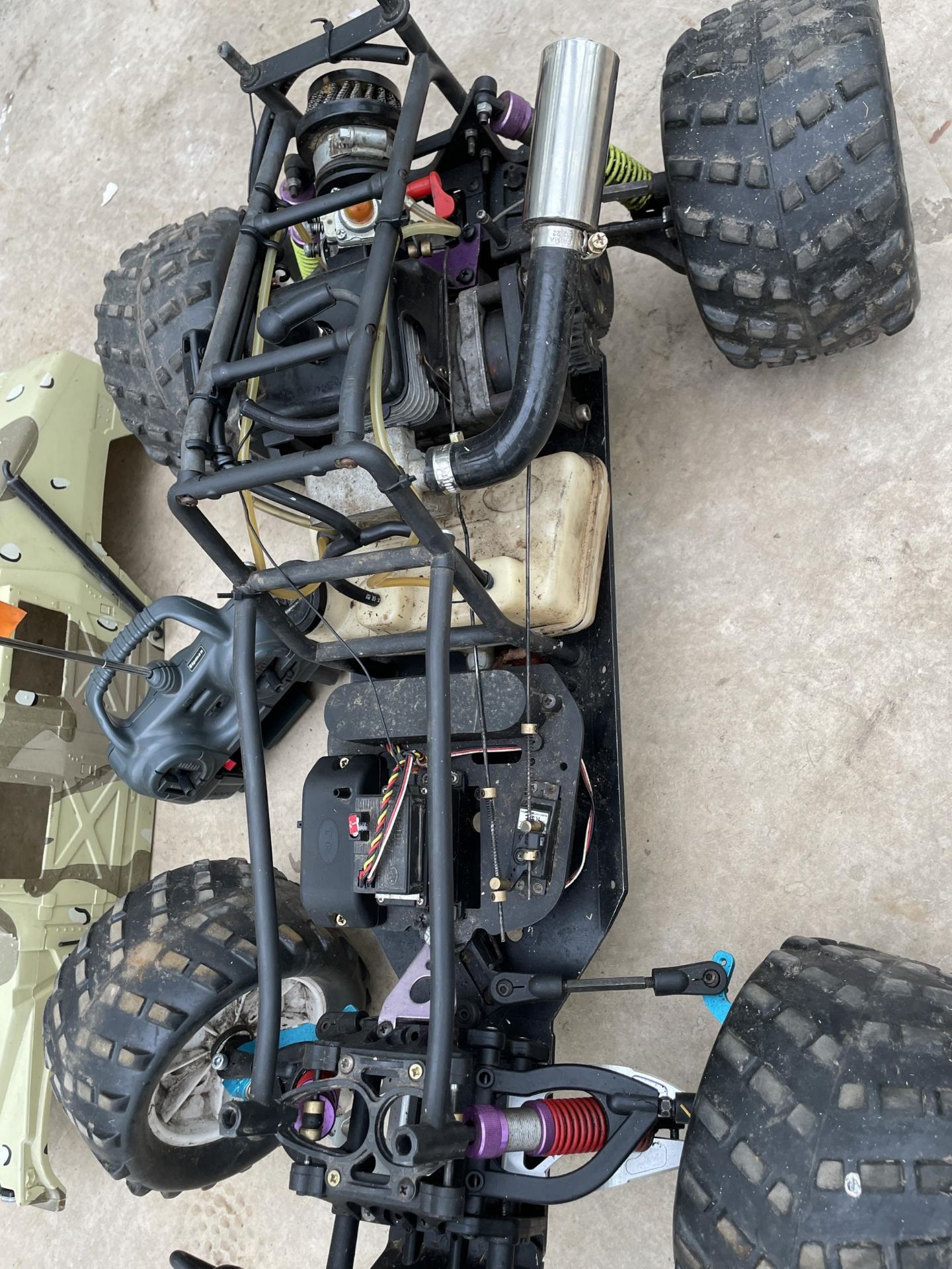 A PETROL ENGINE REMOTE CONTROL CAMMO JEEP - Image 8 of 10