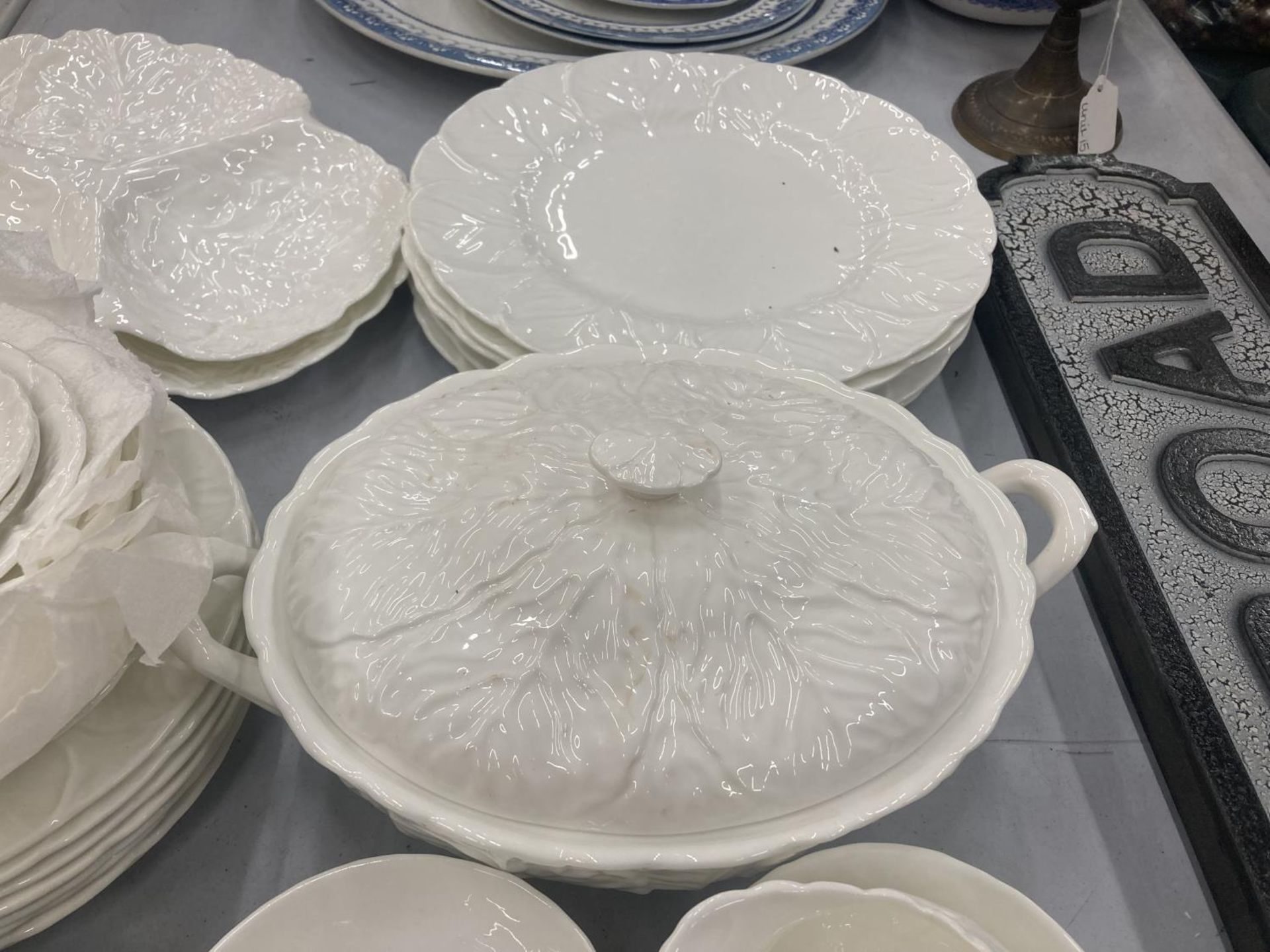 A LARGE QUANTITY OF WEDGWOOD 'COUNTRYWARE' LEAF PATTERN DINNERWARE TO INCLUDE VARIOUS SIZES OF - Image 6 of 7