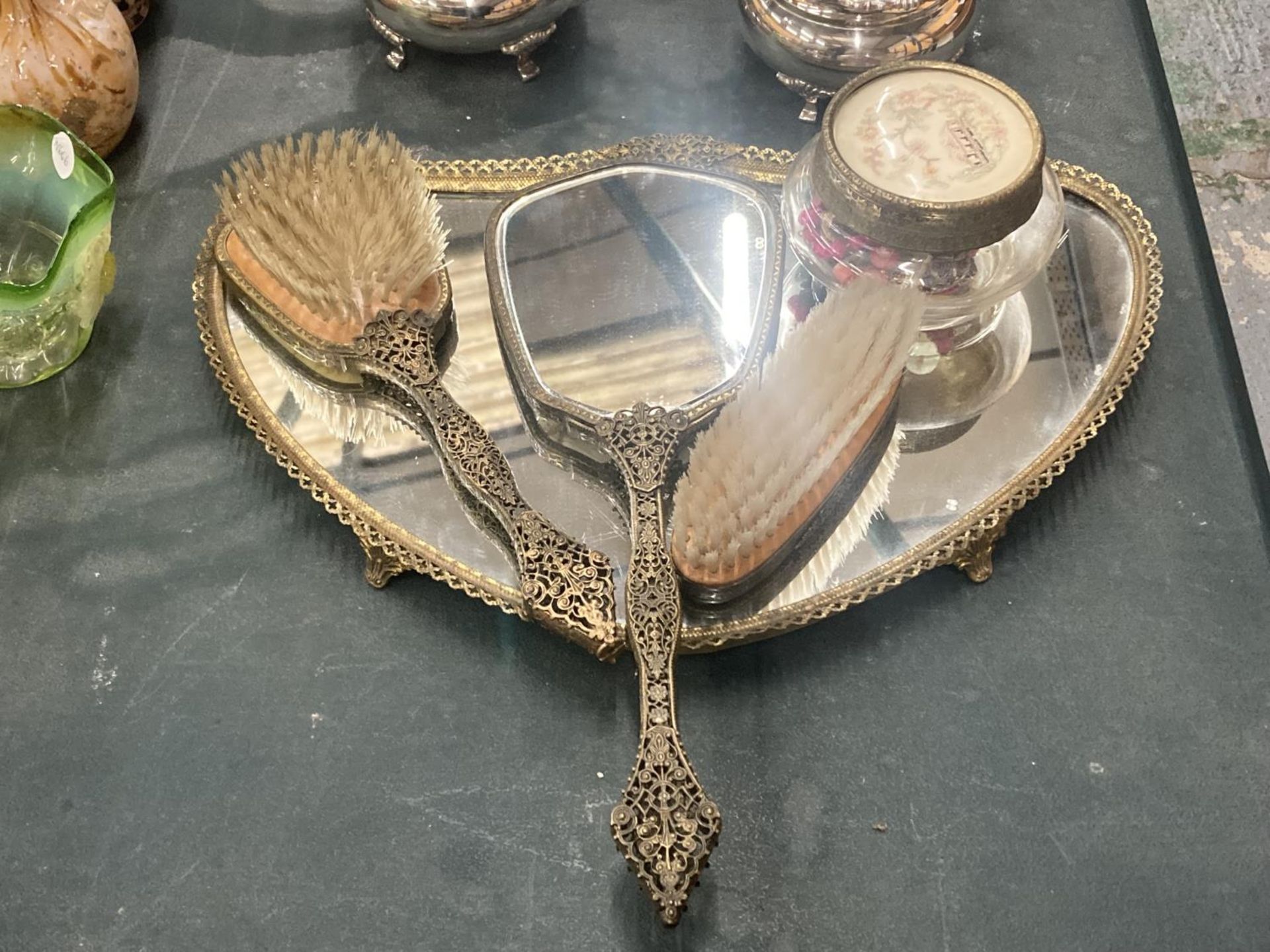A VINTAGE DRESSING TABLE SET TO INCLUDE A MORRORED TRAY, POT POURRI POT, BRUSH AND MIRROR SET WITH - Image 4 of 4