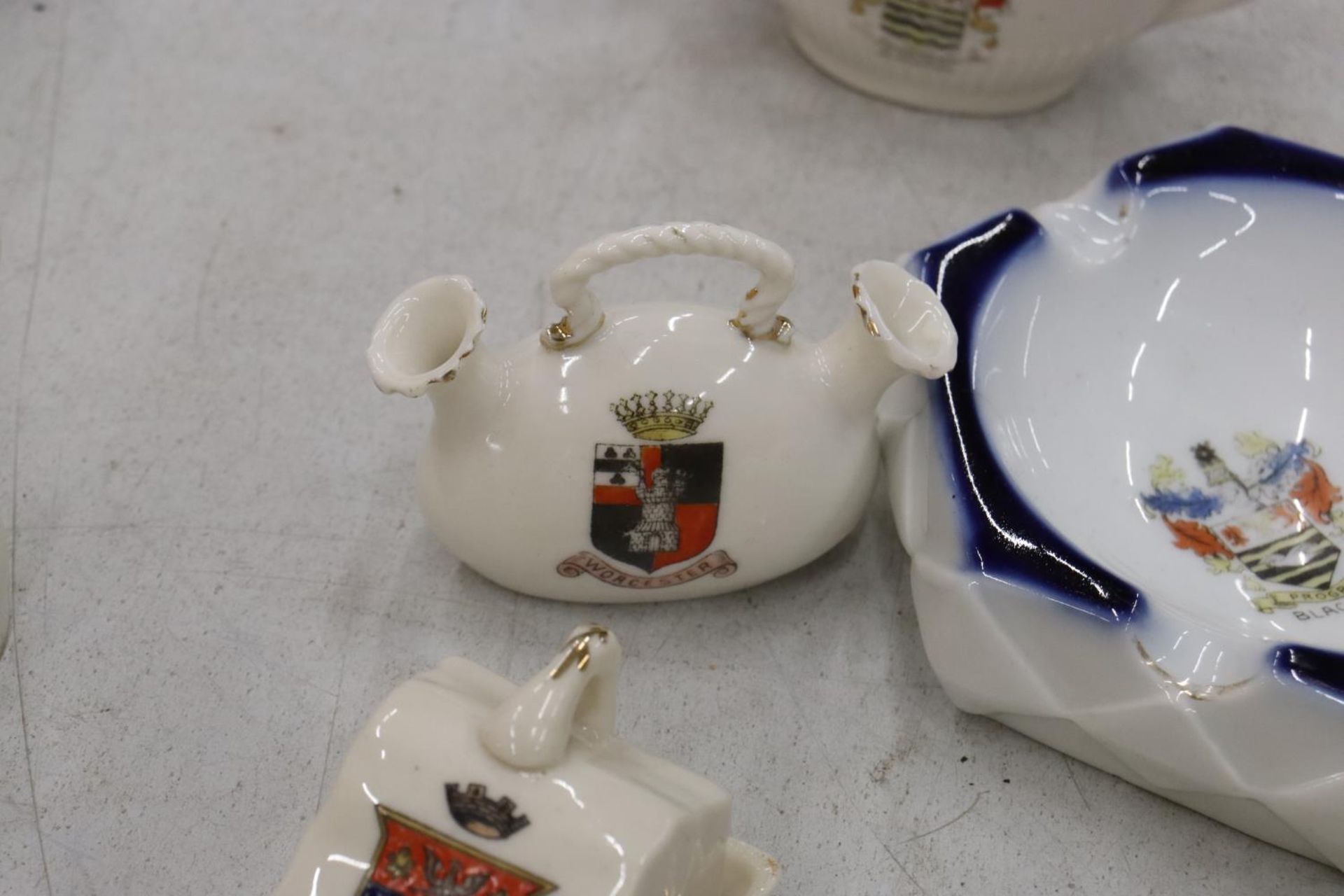 A COLLECTION OF VINTAGE CREST WARE - Image 16 of 18