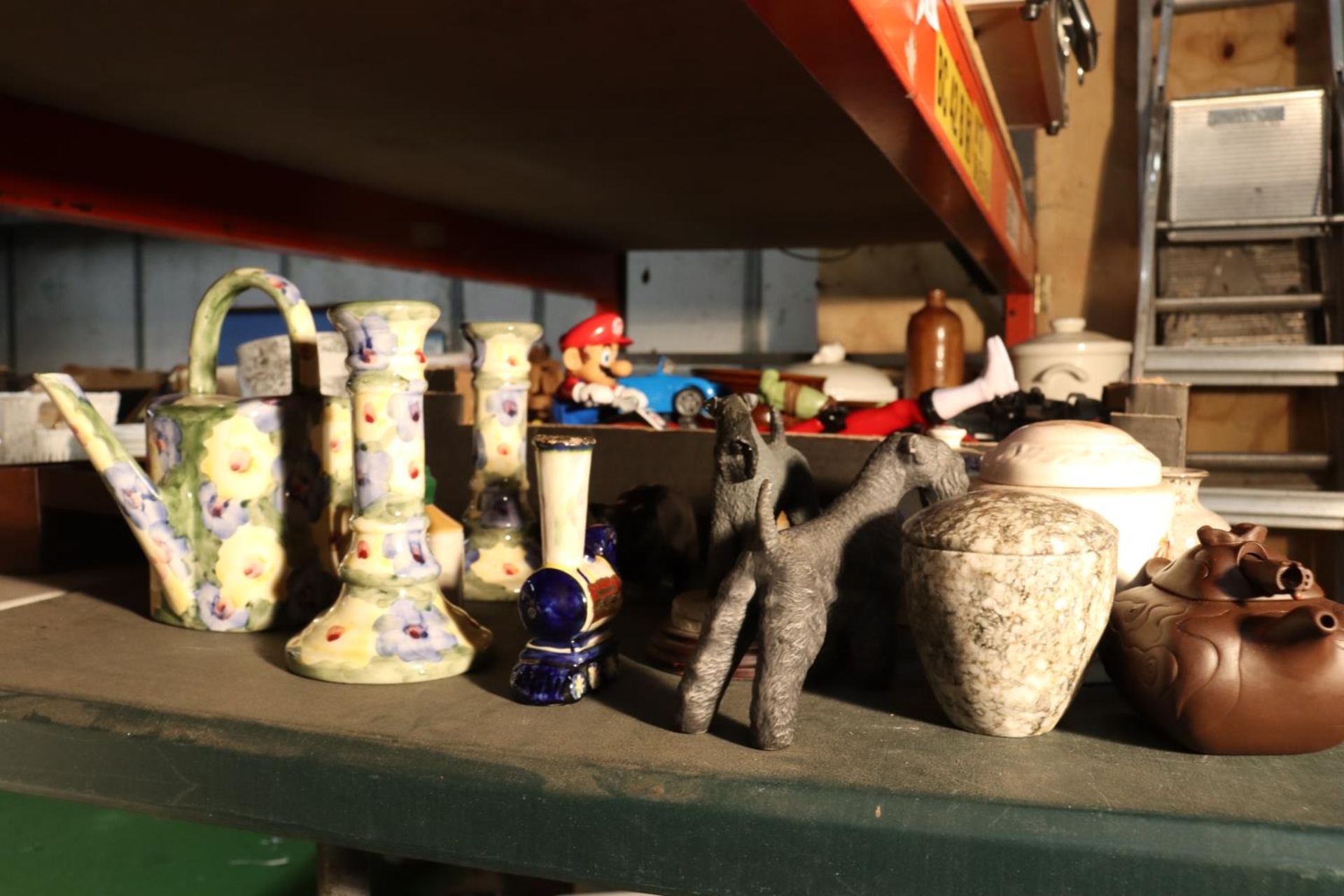 A MIXED LOT OF CERAMICS TO INCLUDE KERRY BLUE DOGS, CANDLESTICKS, DECORATIVE WATERING CAN, A CHINESE - Image 3 of 7