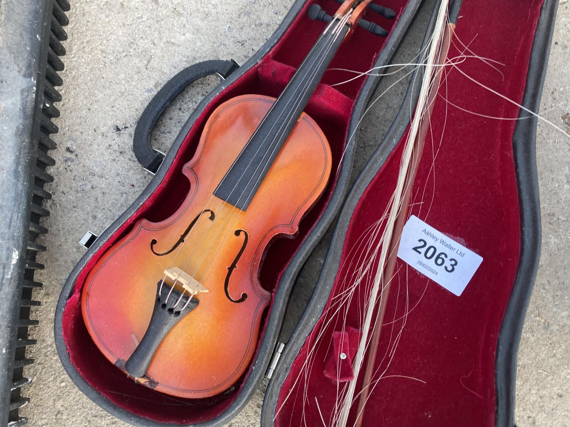 A MINITURE VIOLIN WITH CARRY CASE AND A CARRY CASE FOR A MINIATURE GUITAR - Bild 2 aus 2